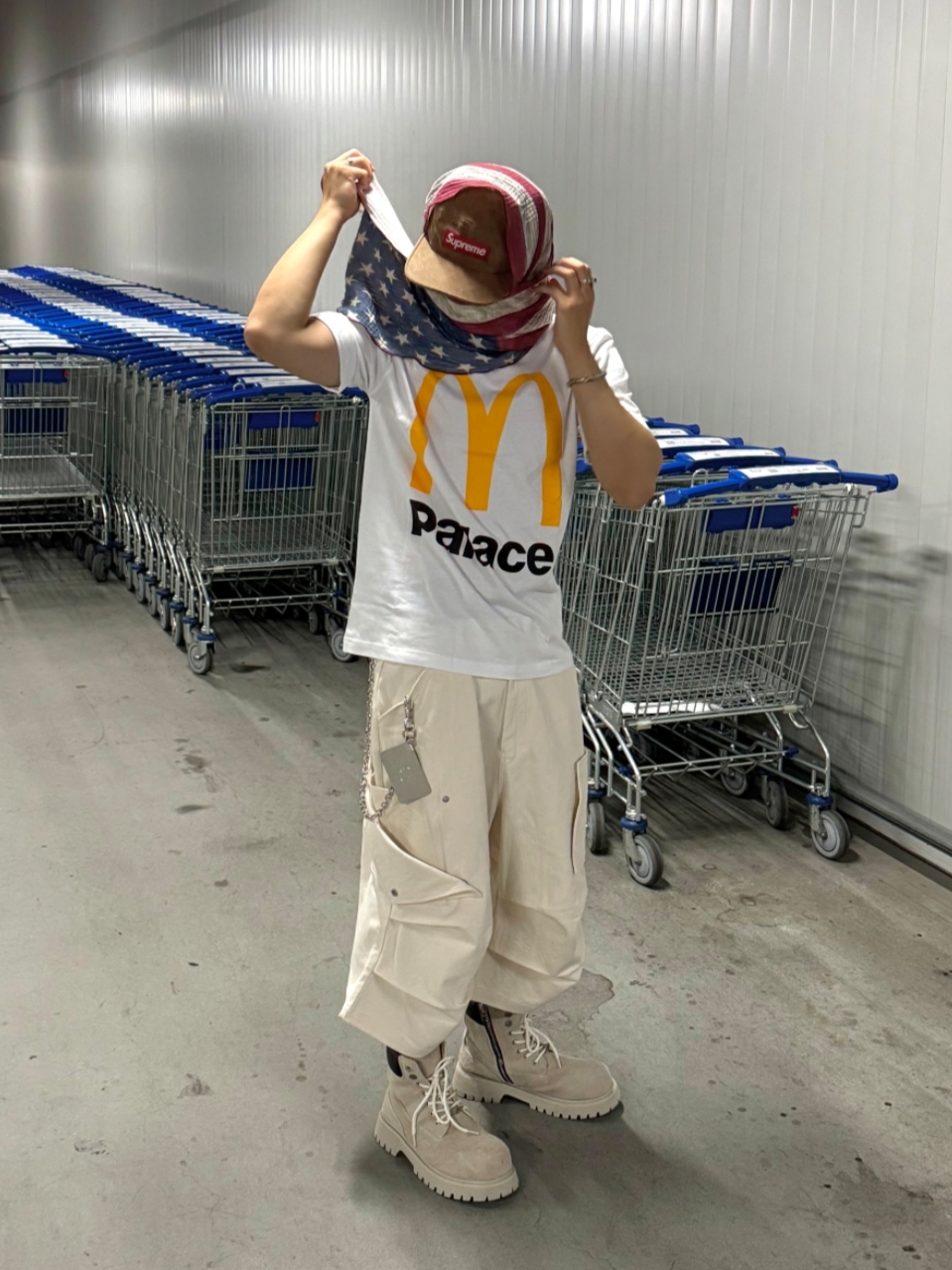 ROARINGRAD 25 Parachute Bermuda Pants Cream 착용 스타일