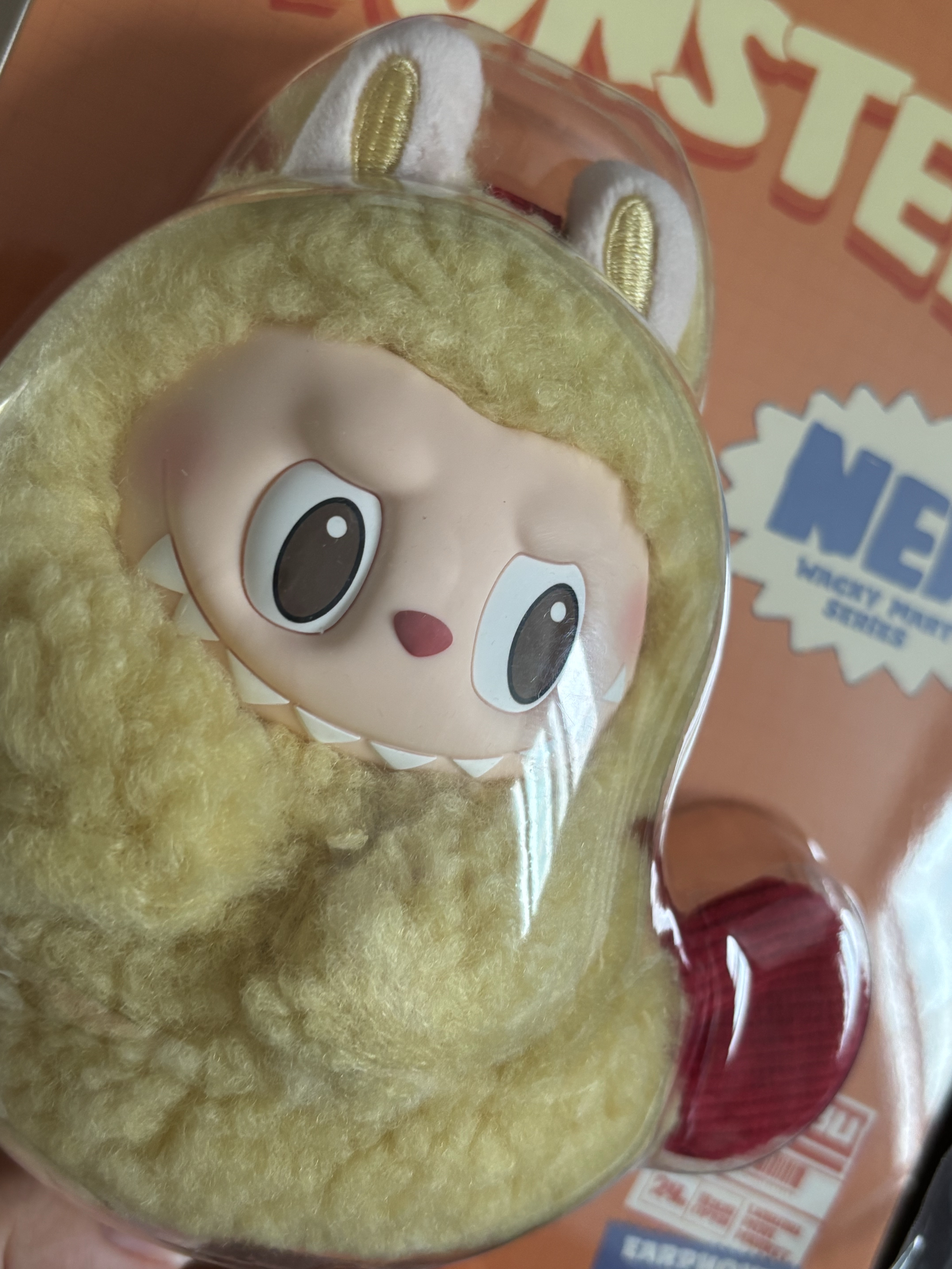 Pop Mart Labubu The Monsters Wacky Mart Series Earphone Case 착용 스타일 - 1
