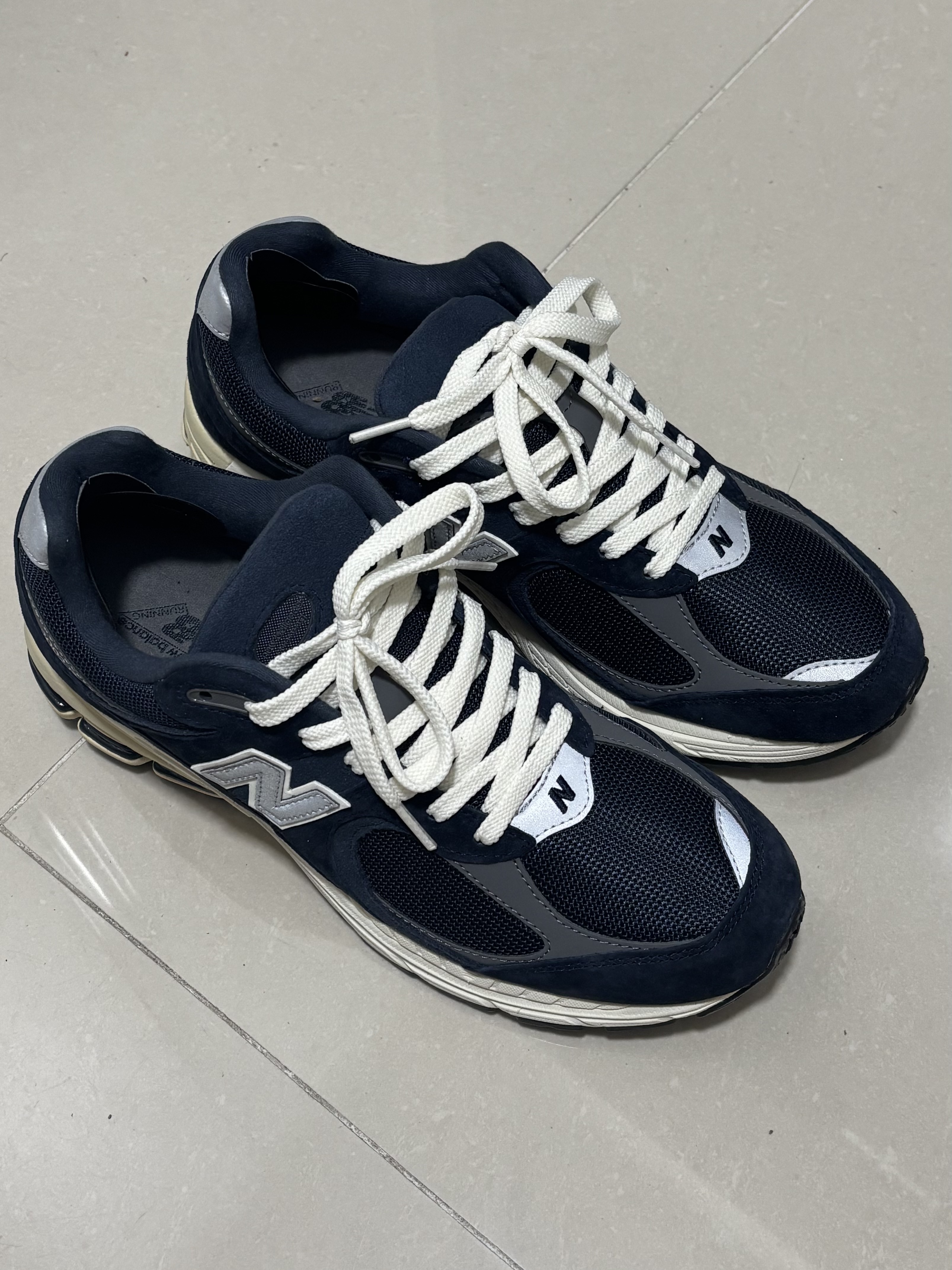 New Balance 2002R Eclipse Castlerock 착용 스타일