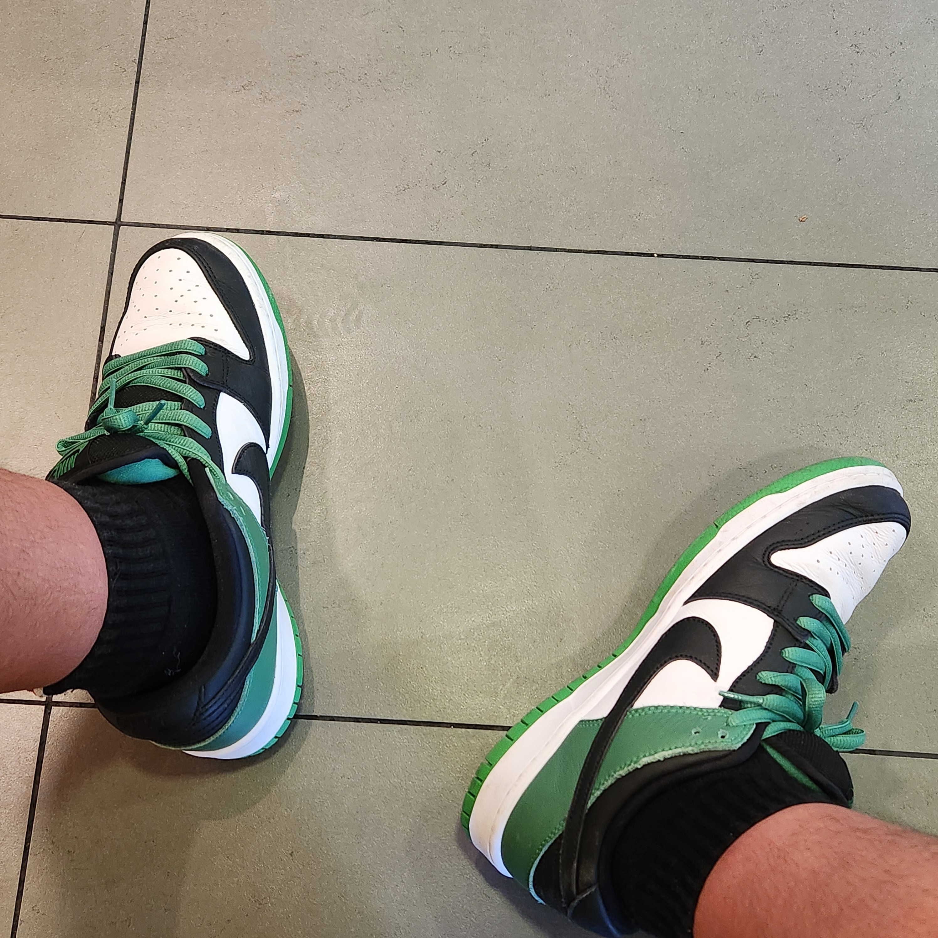 Nike SB Dunk Low Pro Black and Classic Green 착용 스타일