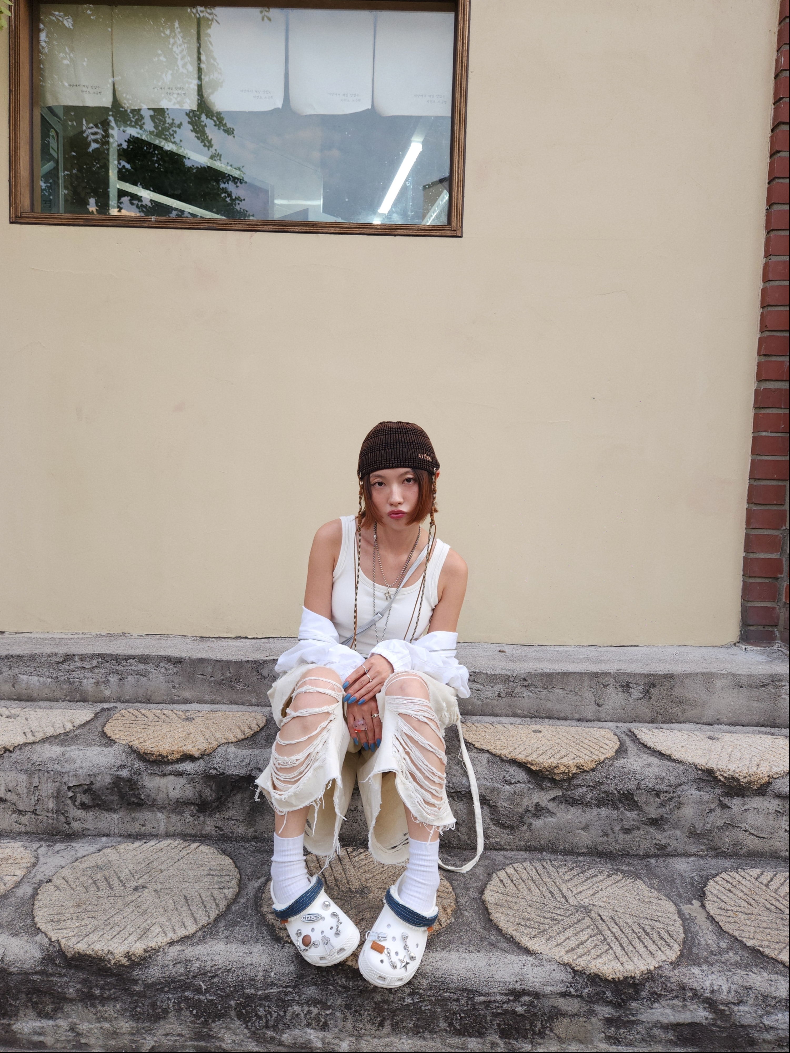 Crocs Classic Summer Denim Clog White 착용 스타일 - 2