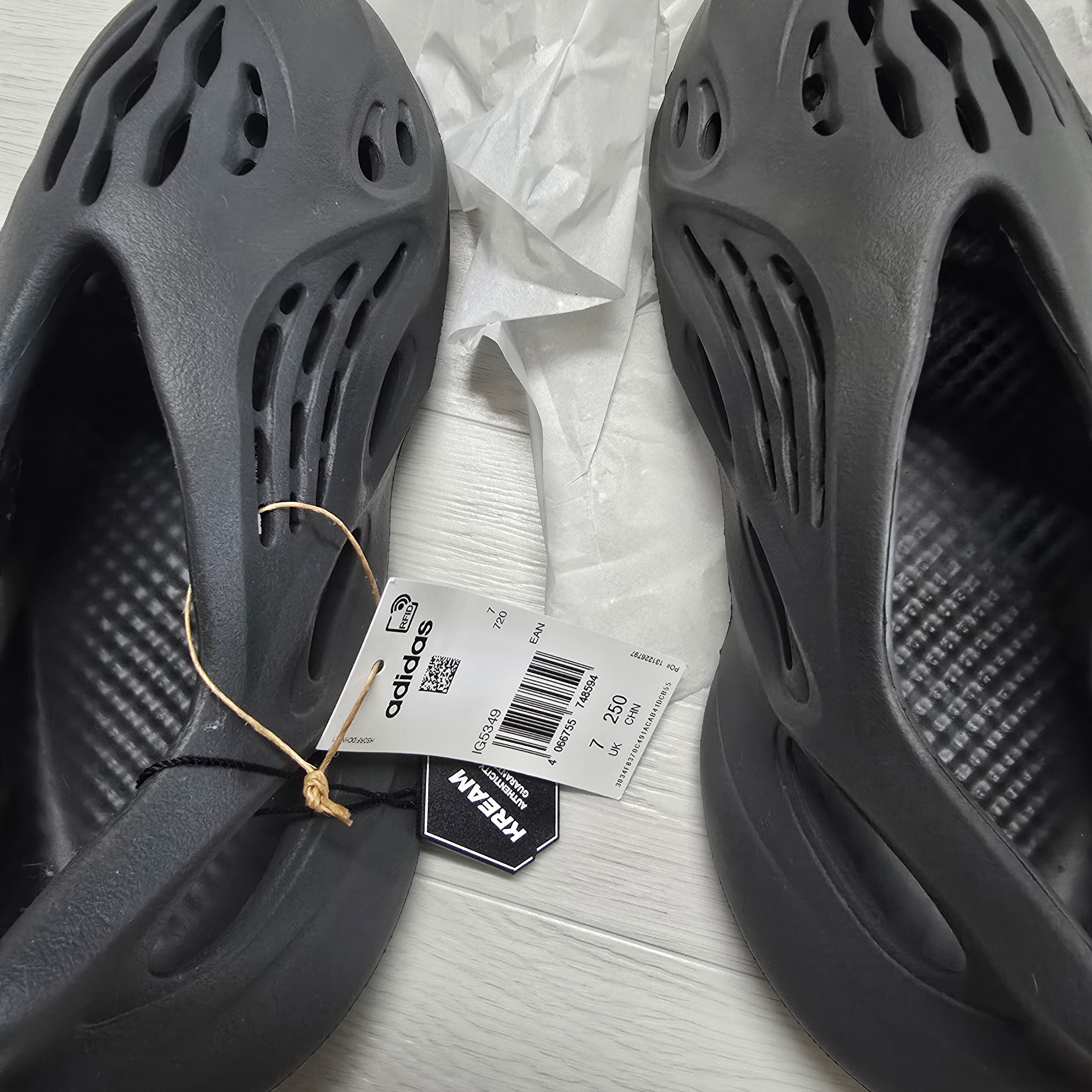 Adidas Yeezy Foam RNNR Carbon 착용 스타일