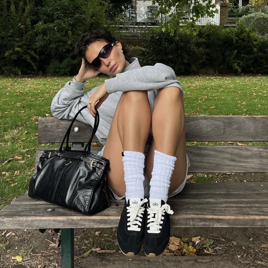 (W) Alo Yoga Sunset Sneaker Black 착용 스타일