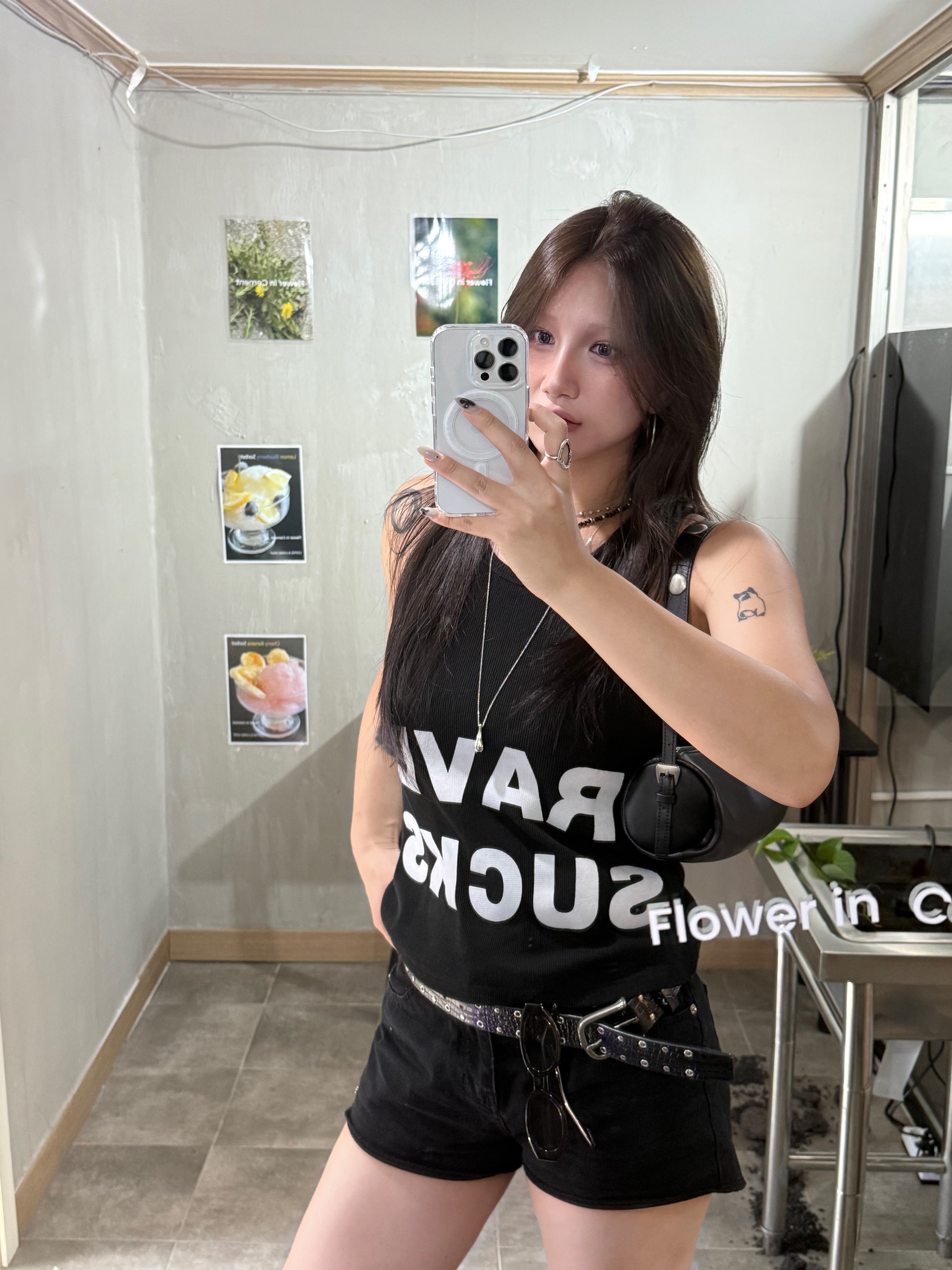 smallstupidtunes Rave Waffle Tank Top Black 착용 스타일 - 3