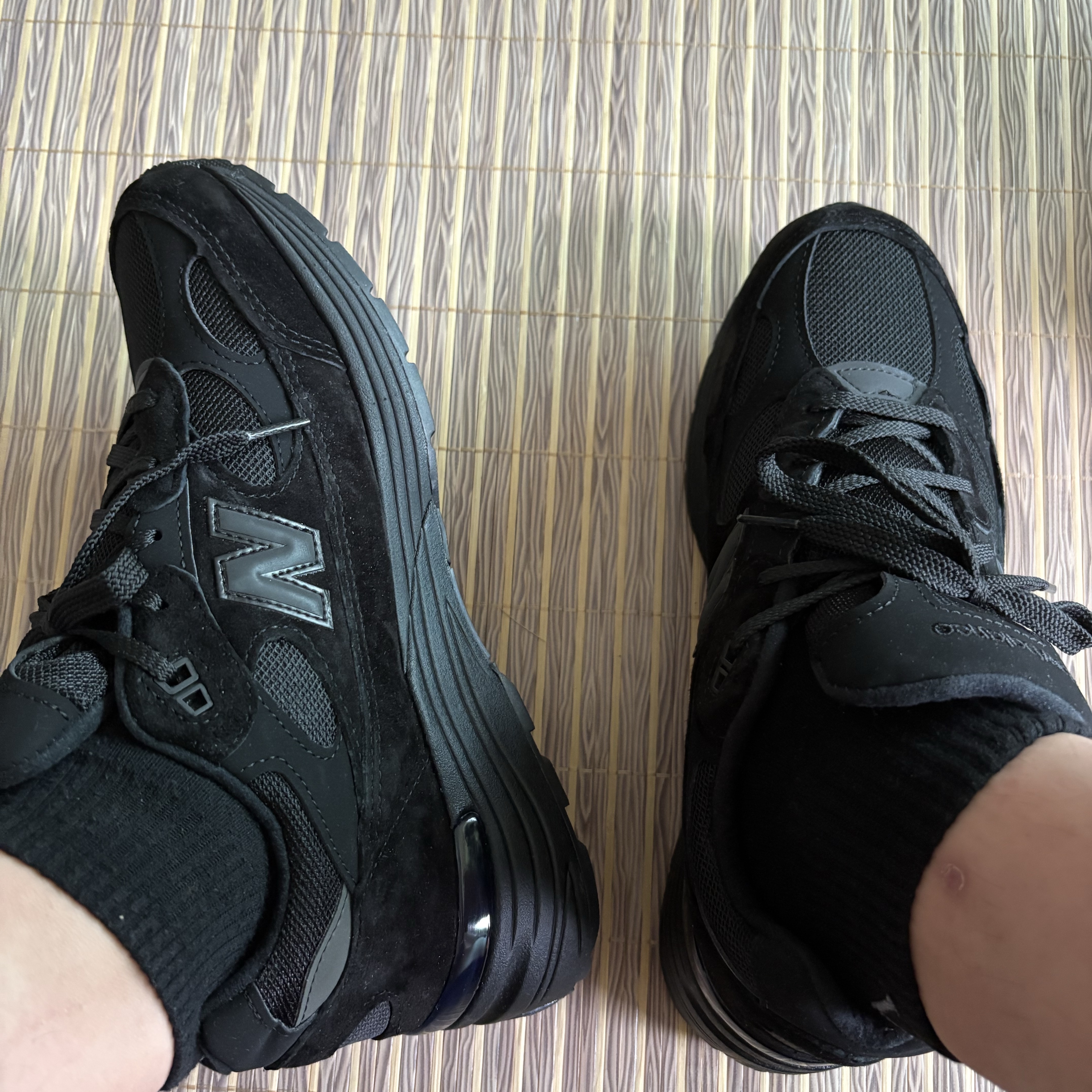 New Balance 992 Made in USA Core Black 착용 스타일 - 2