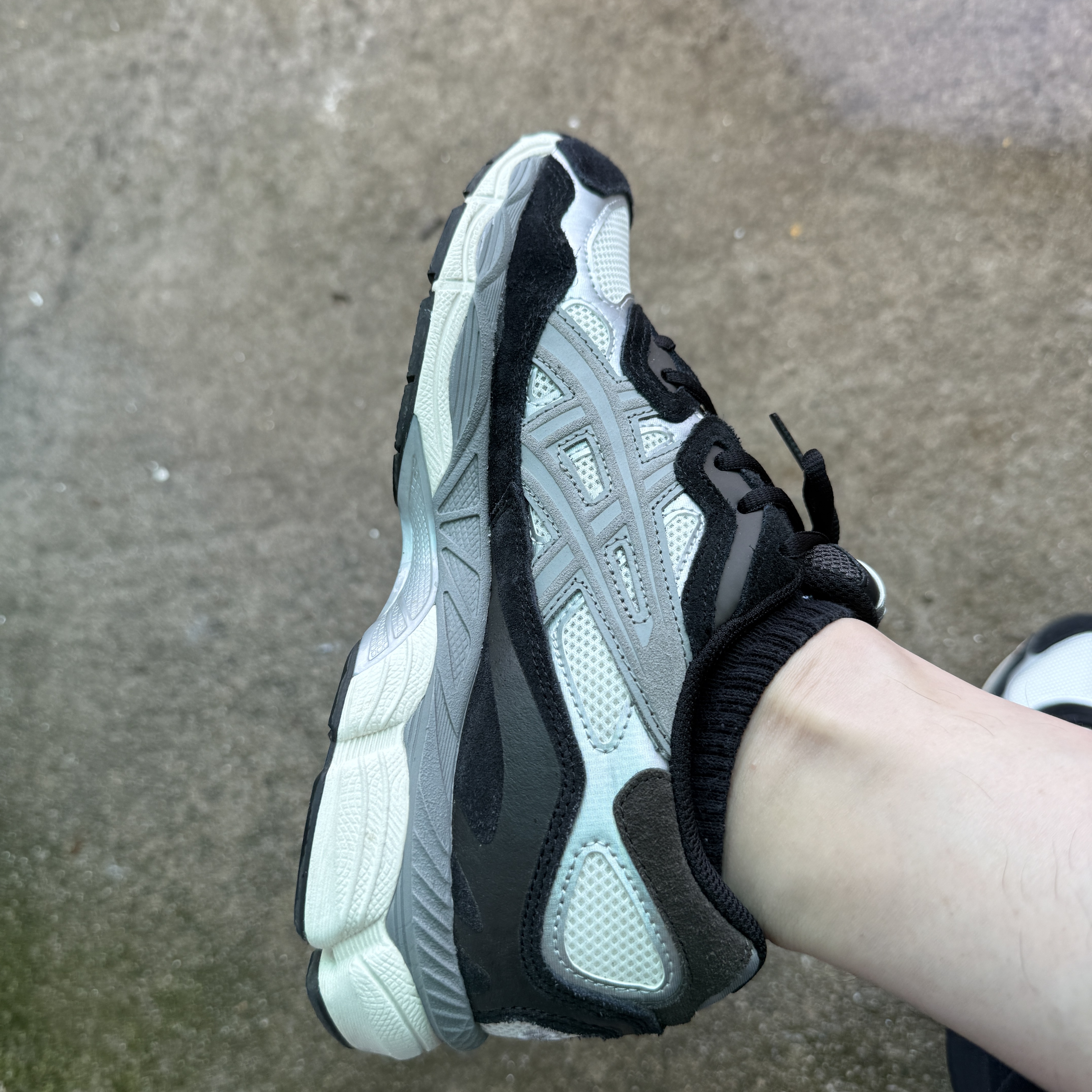 Nike Zoom Vomero 5 PRM Light Iron Ore and Flat Fewter 착용 스타일 - 2
