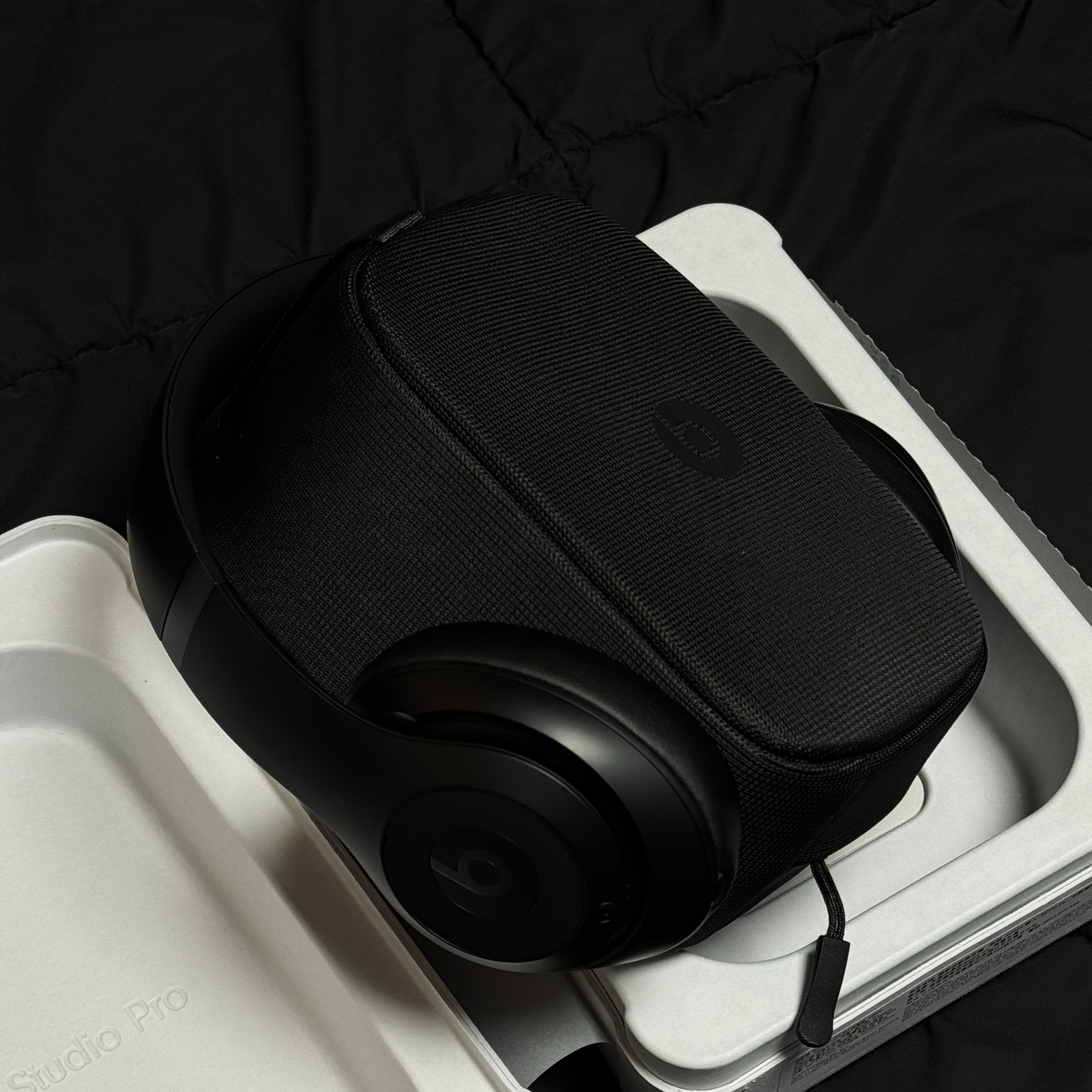 Beats Studio Pro Wireless Over Ear Headphone Black (Korean Ver.) 착용 스타일