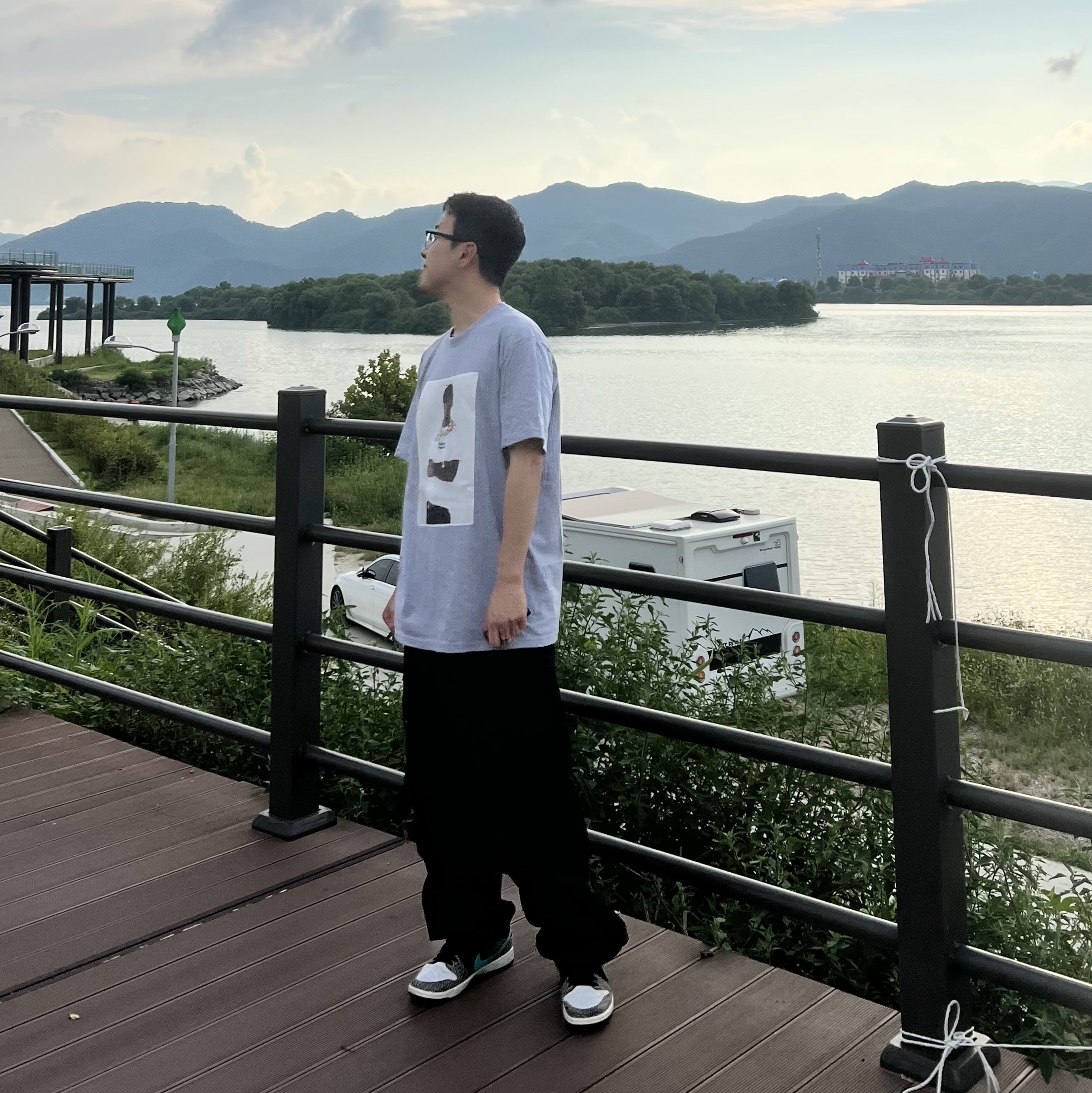 Supreme Tyler The Creator T-Shirt Heather Grey - 24FW, Undermycar Mu.109 Anti Fxxking Logo Play Semi-Wide Cargo Pants Black 착용 스타일 - 2