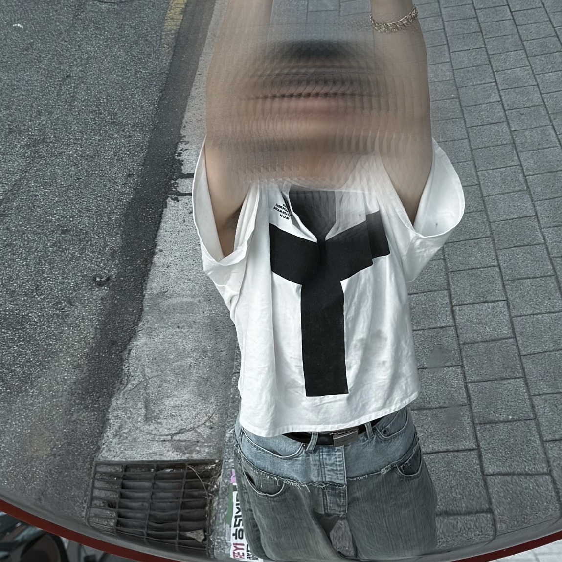 ¥$ Vultures Merch T-Shirt 1 White - Korea Exclusive, Balenciaga Up Baggy Pants Blue 착용 스타일 - 1