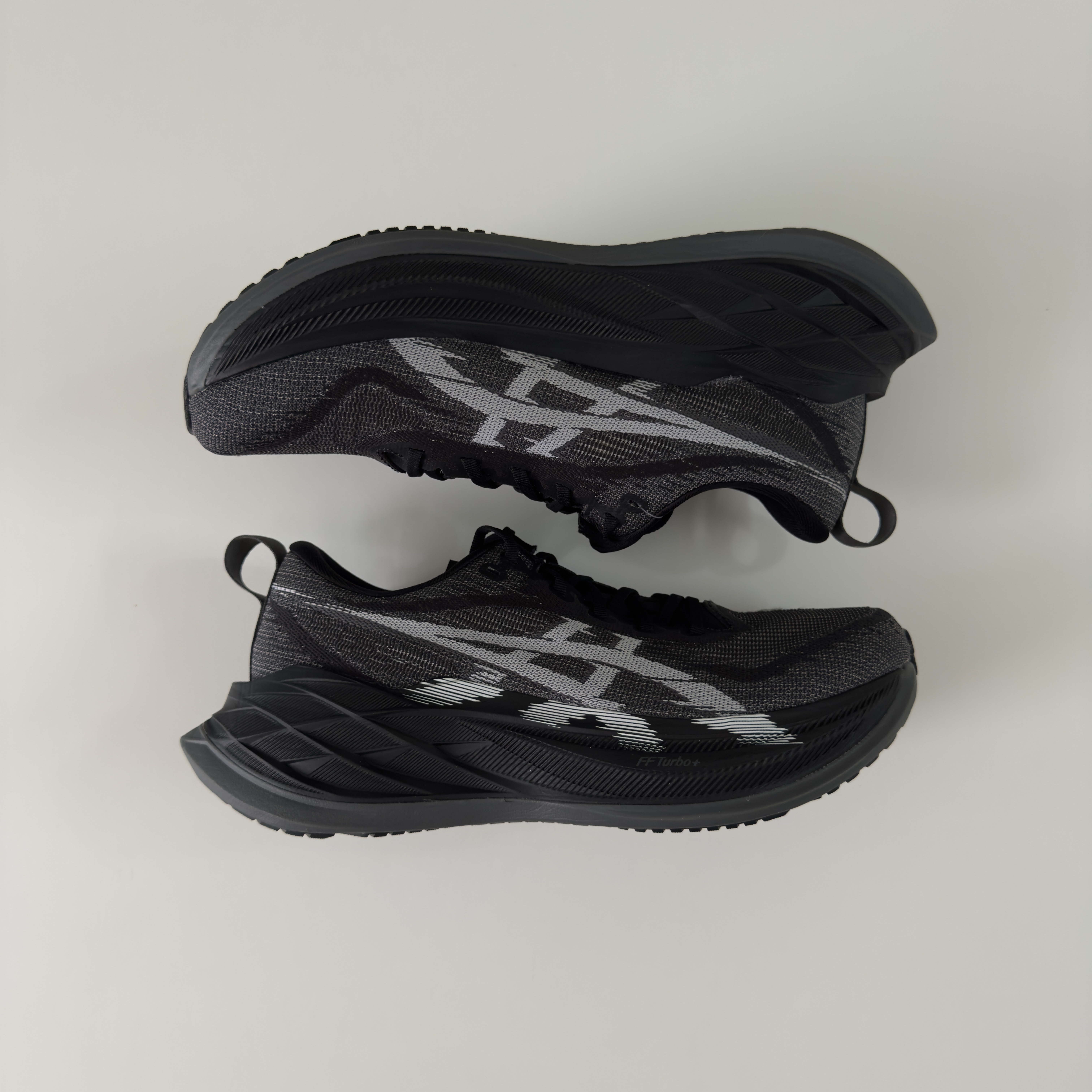 Asics Superblast 2 Black White 착용 스타일 - 1