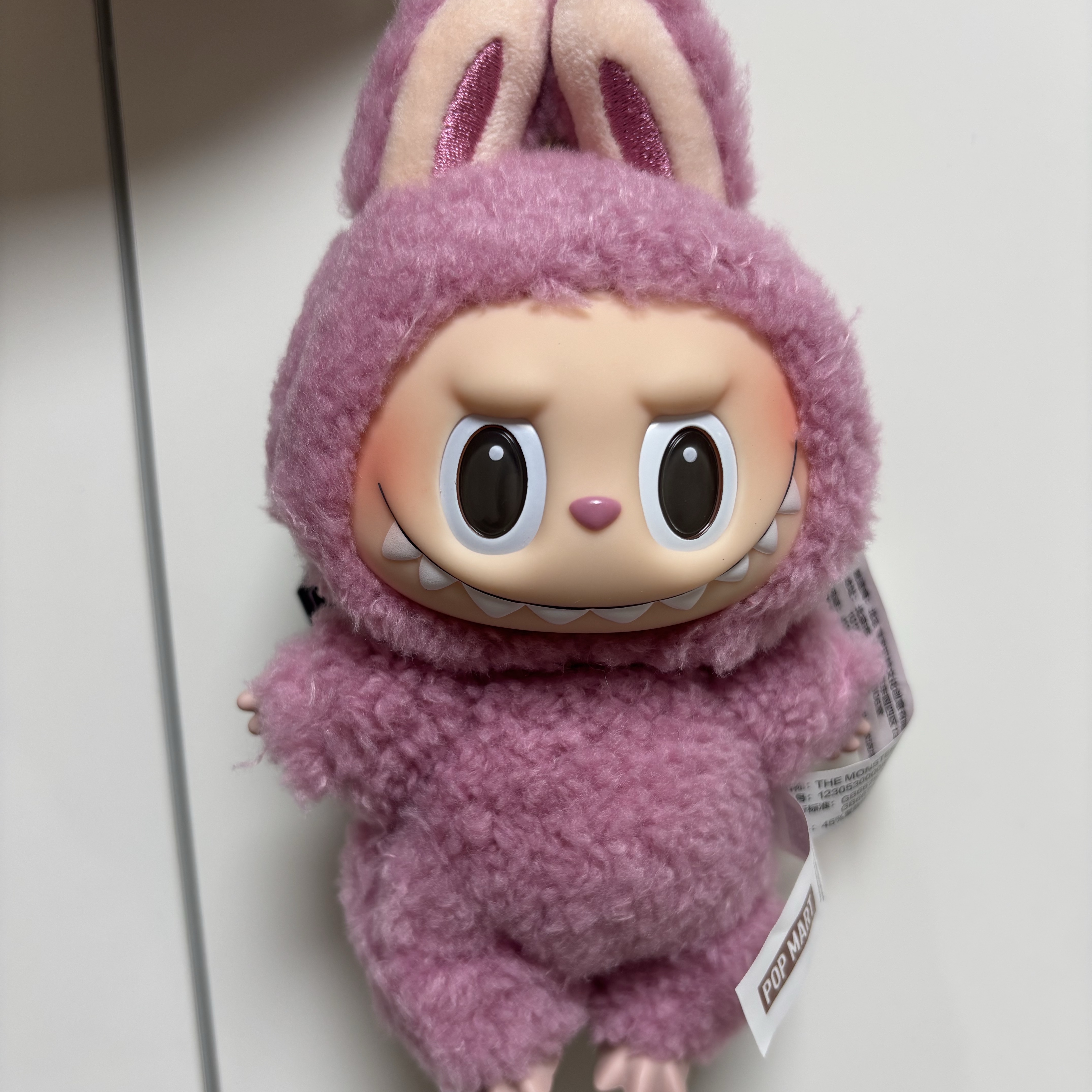 Pop Mart Labubu The Monsters Labubu Tasty Macarons Series Lyche Berry Keyring 착용 스타일