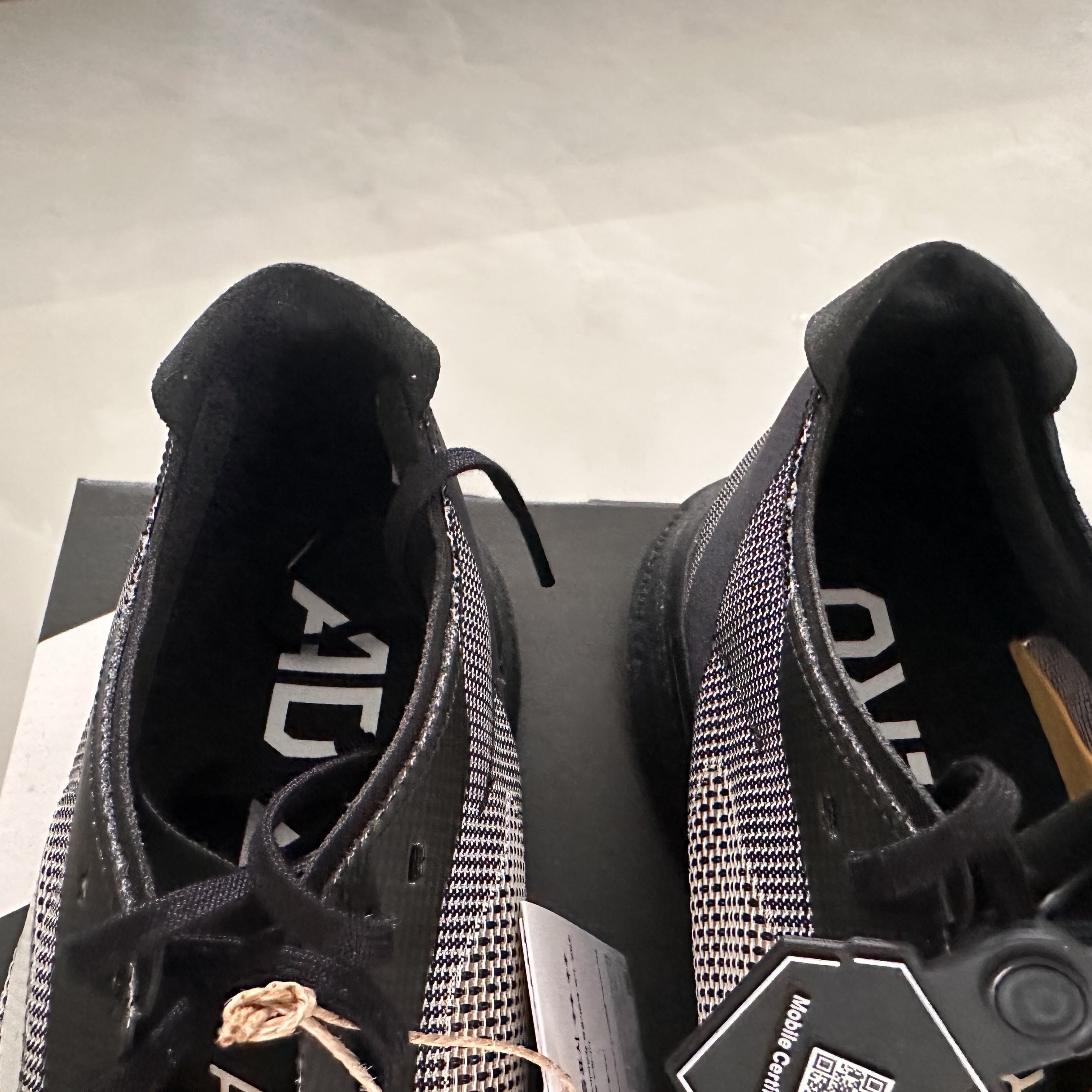 Adidas Adizero Boston 12 Core Black Zero Metalic 착용 스타일 - 8