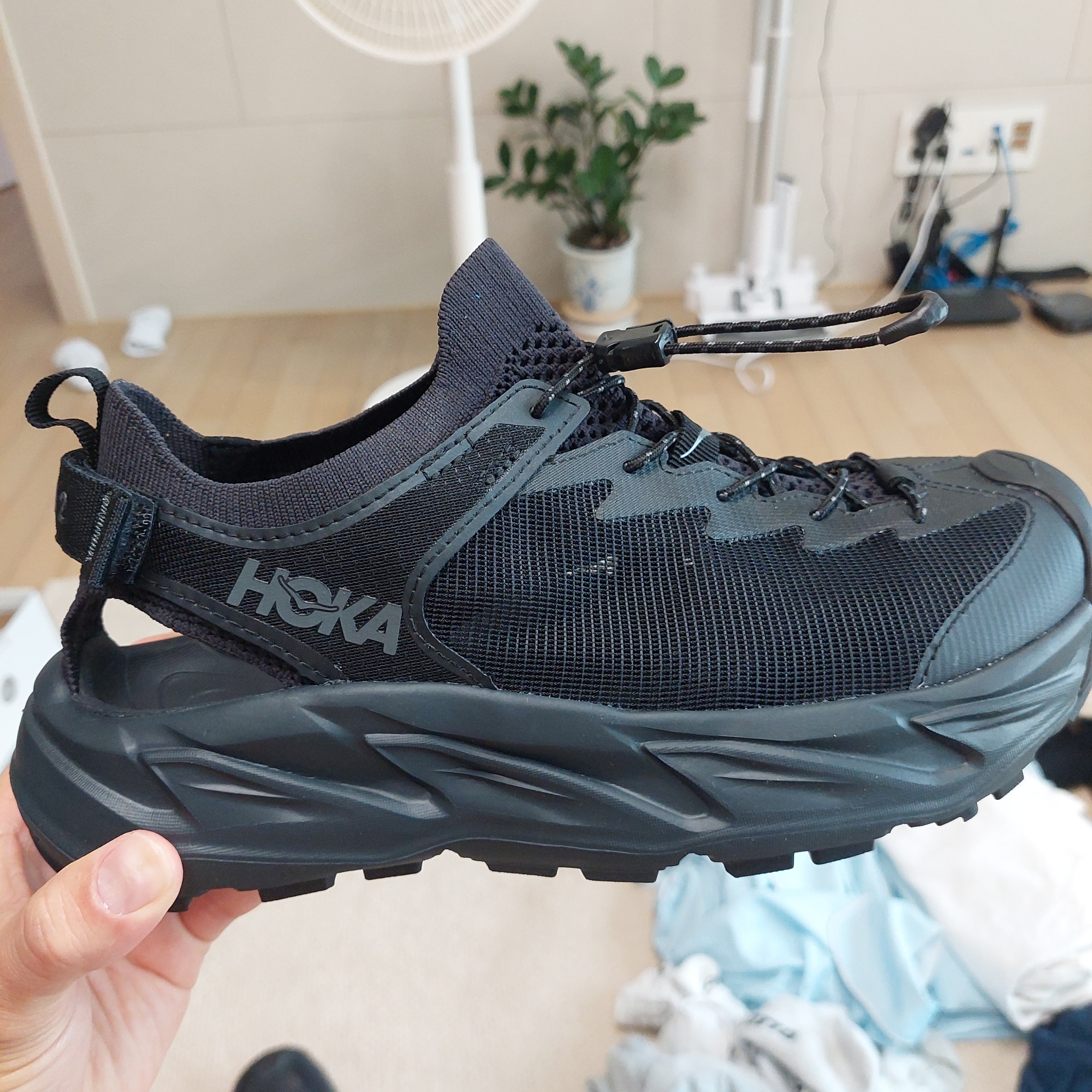 Hoka Hopara 2 Black 착용 스타일 - 1