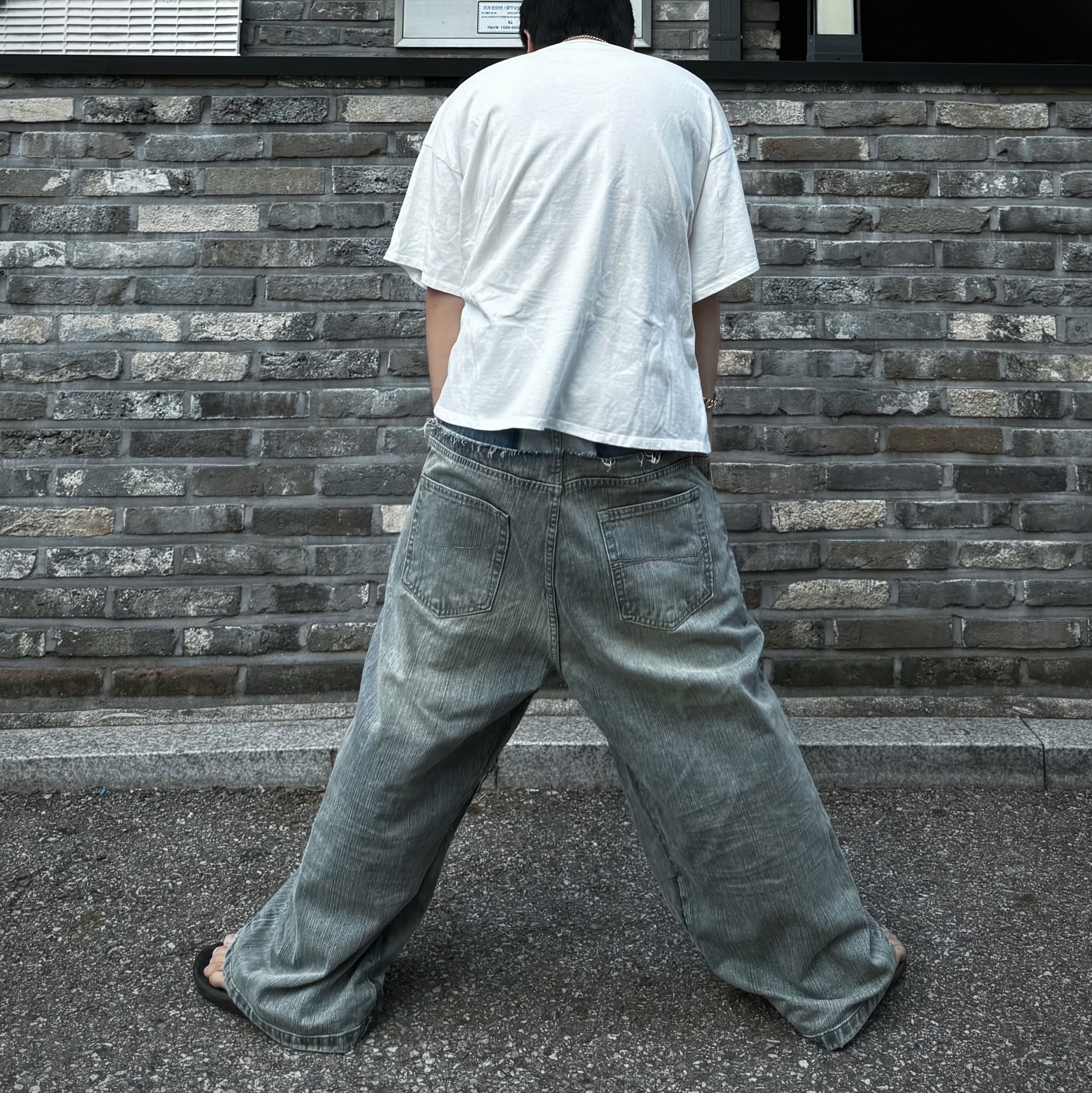 ¥$ Vultures Merch T-Shirt 1 White - Korea Exclusive, Balenciaga Up Baggy Pants Blue 착용 스타일 - 2