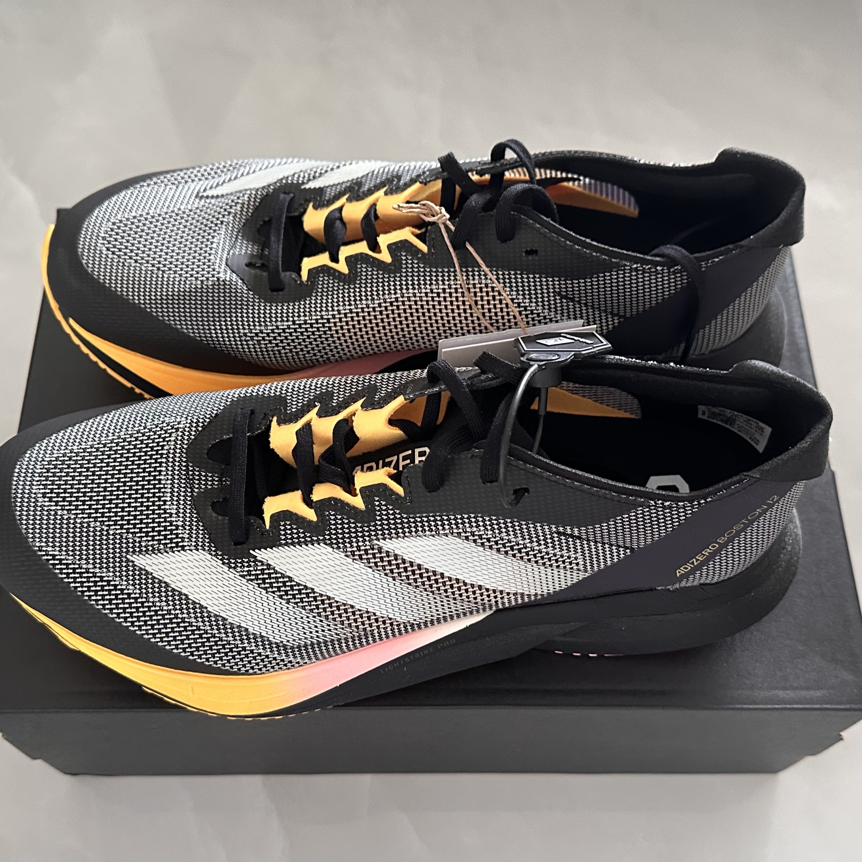 Adidas Adizero Boston 12 Core Black Zero Metalic 착용 스타일 - 7
