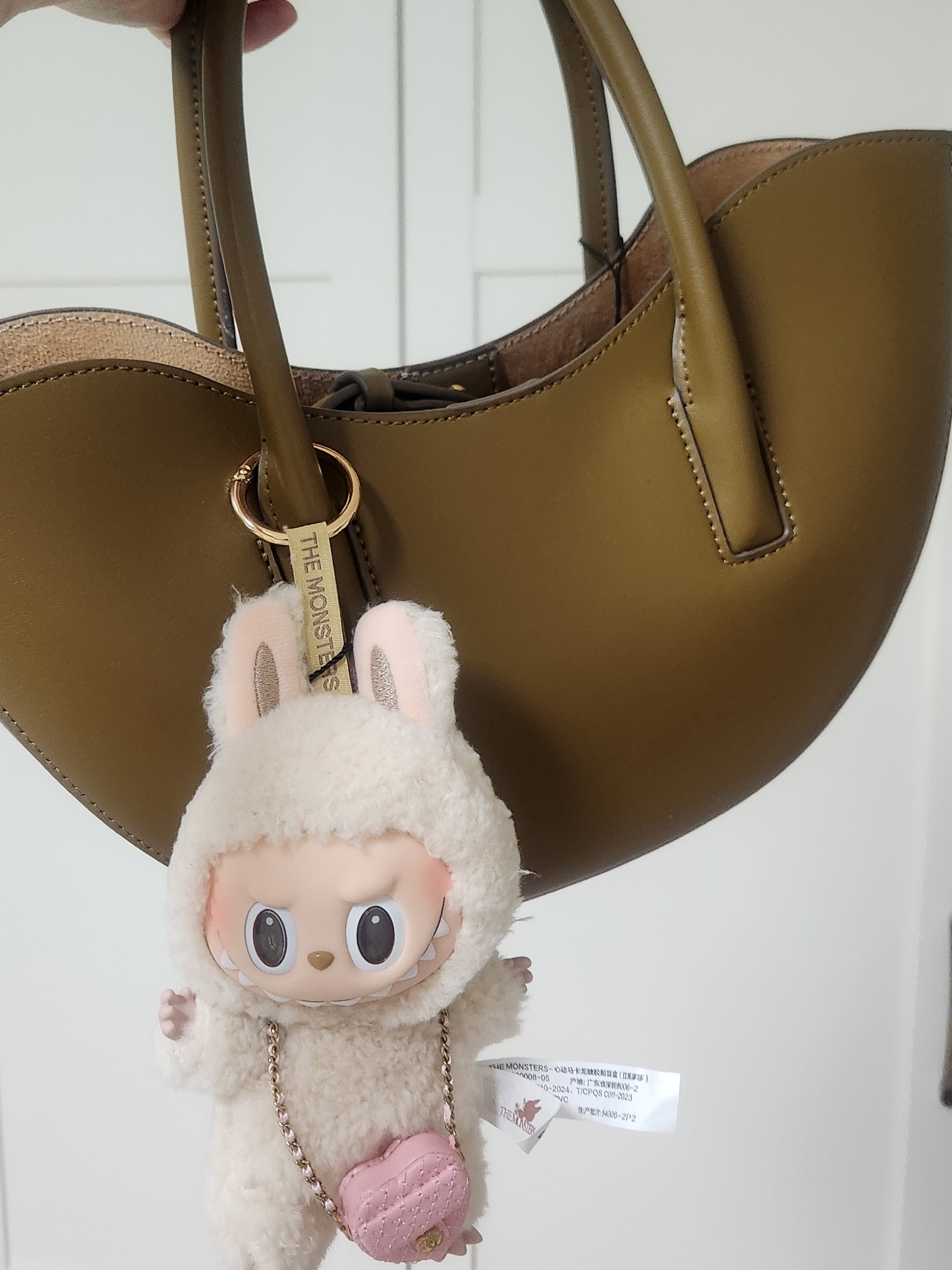 Pop Mart Labubu The Monsters Labubu Tasty Macarons Series Soymilk Keyring 착용 스타일