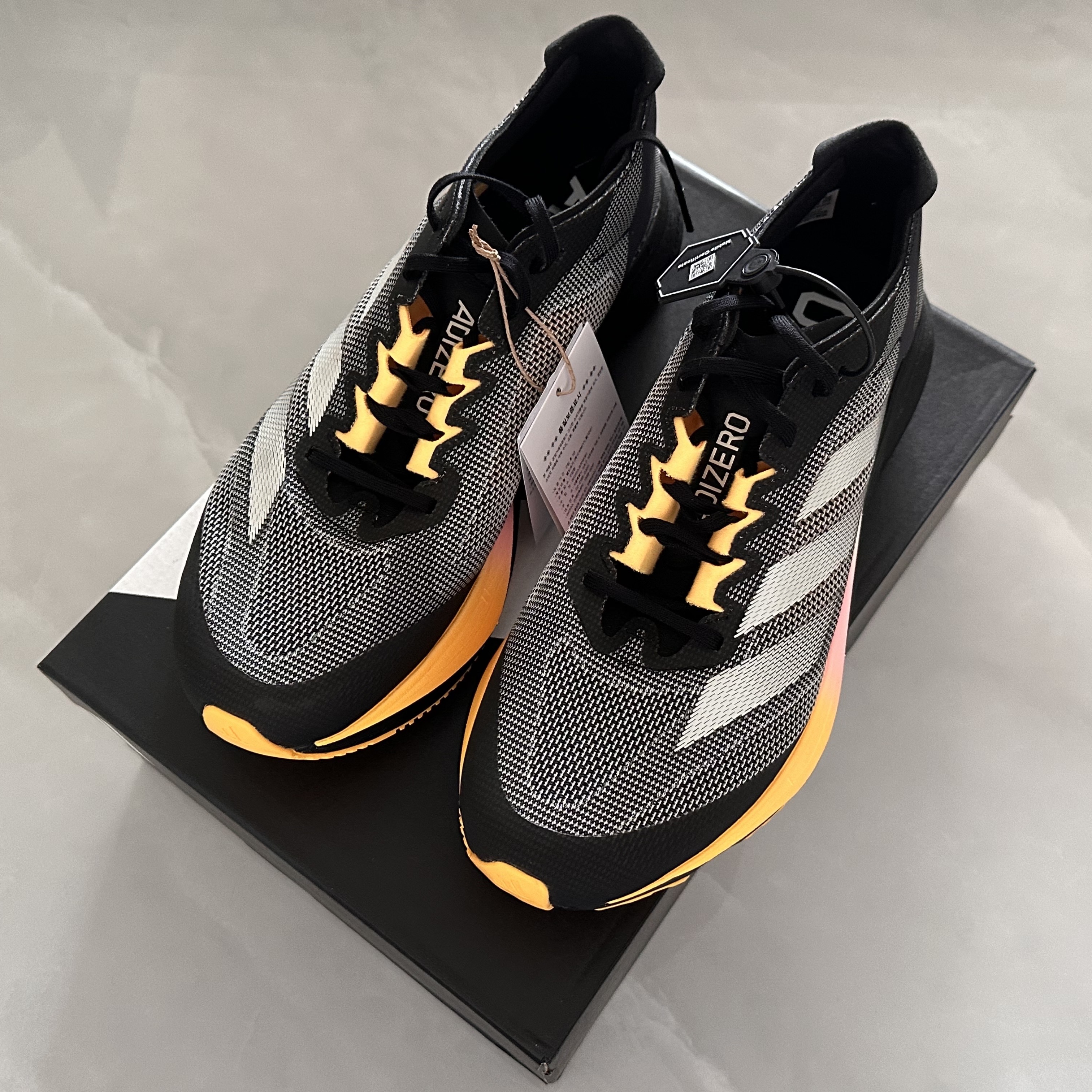 Adidas Adizero Boston 12 Core Black Zero Metalic 착용 스타일 - 1
