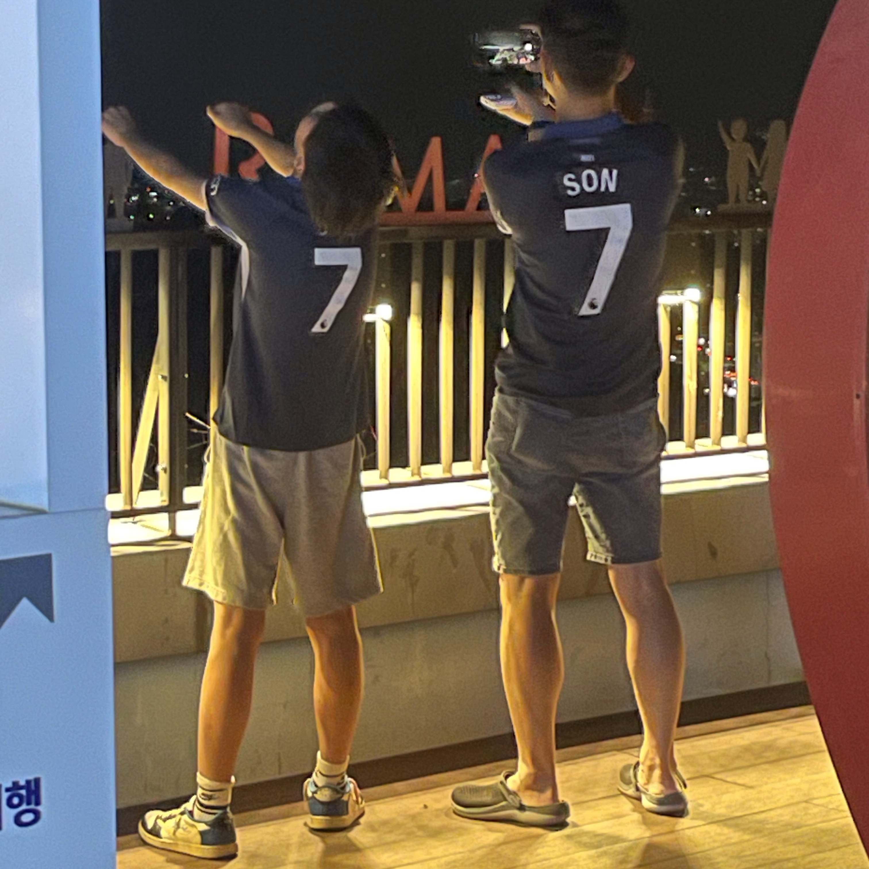 Nike Tottenham Hotspur 2023/24 Dri-Fit Stadium Away Jersey Mystic Navy (Non Marking Ver.), Jordan 1 x Travis Scott x Fragment Retro Low OG SP Military Blue 착용 스타일 - 2