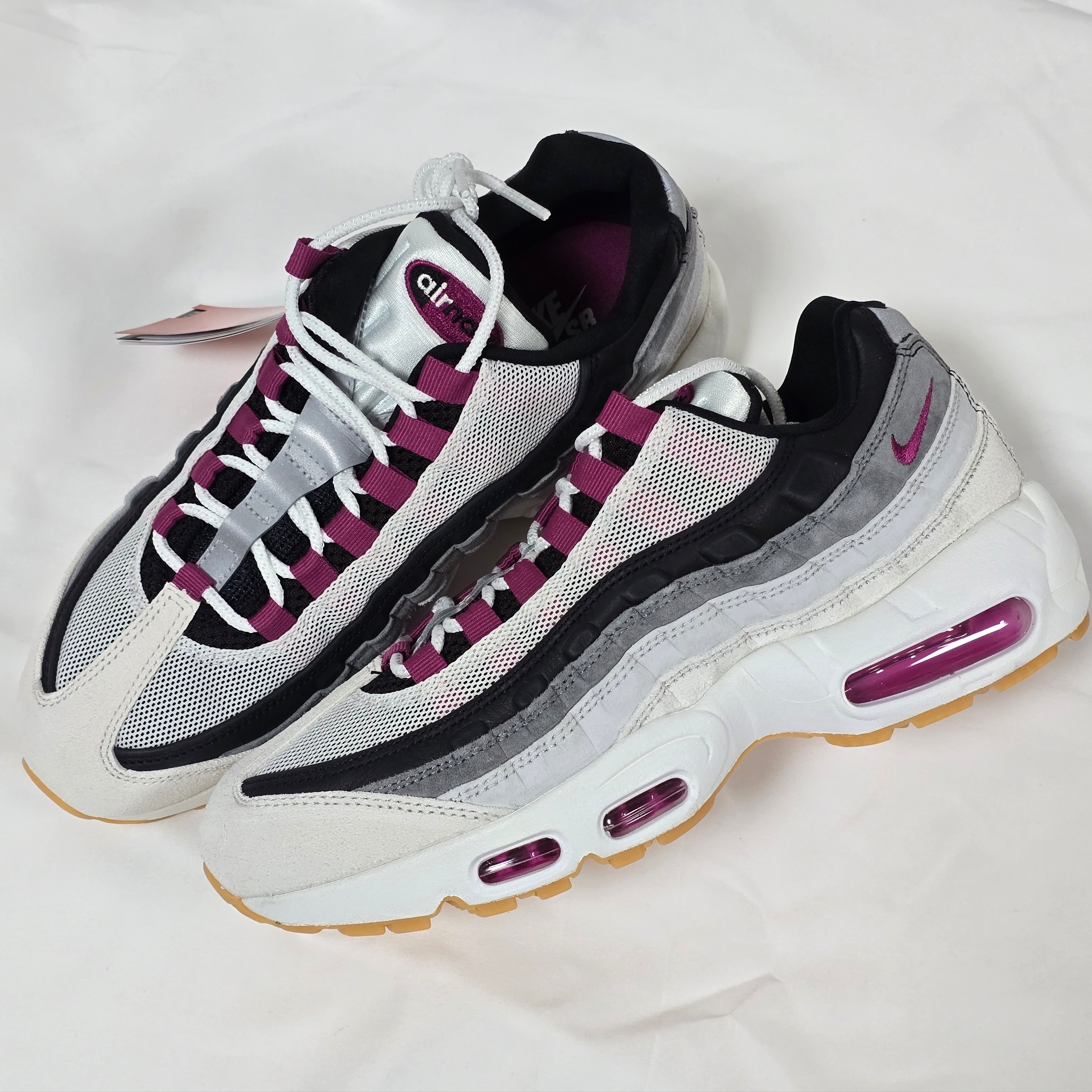 Nike SB Air Max 95 Summit White and Cactus Flower 착용 스타일