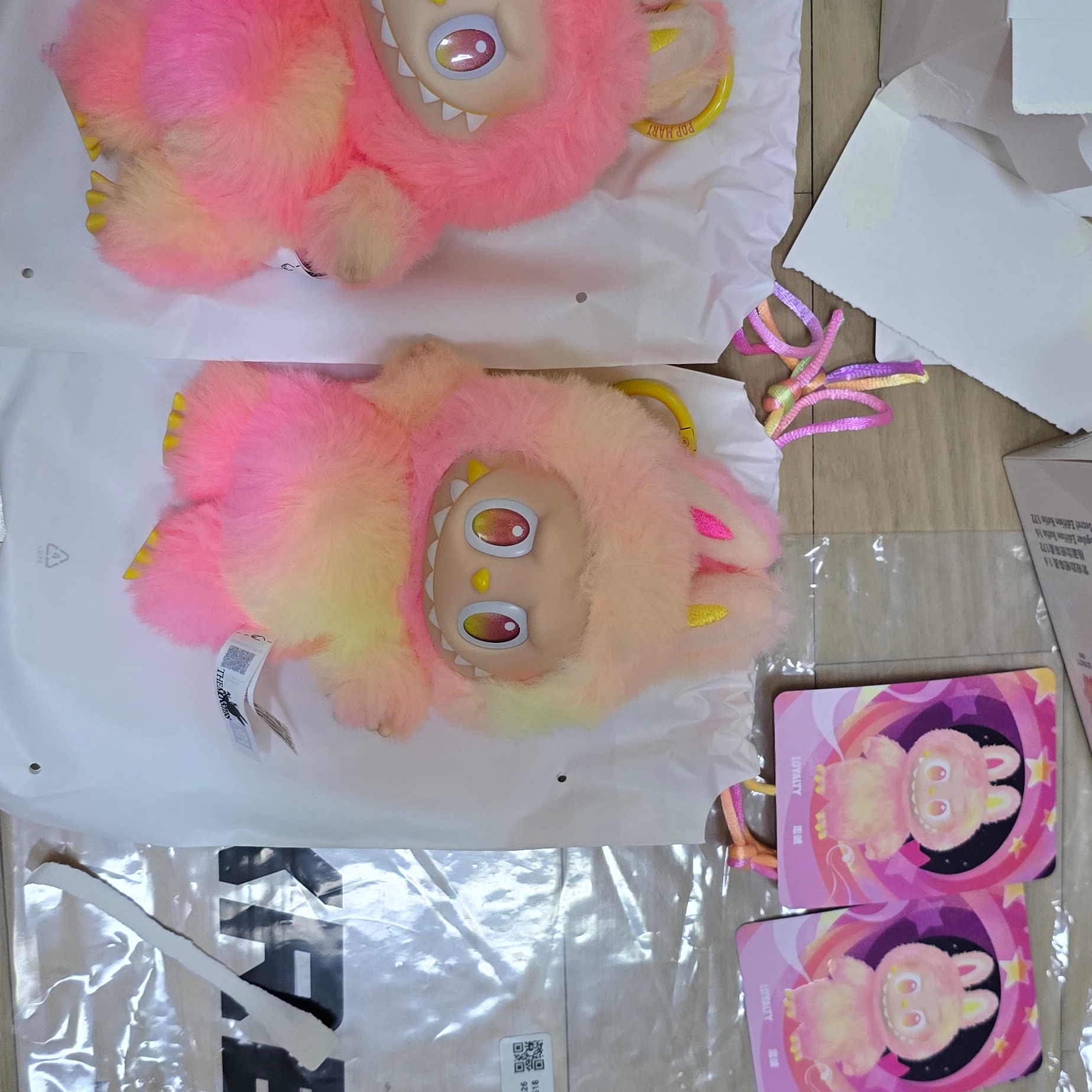 Pop Mart Labubu The Monsters Highlight Series Sealed Case (Bundle of 2/1 Blind Box) 착용 스타일