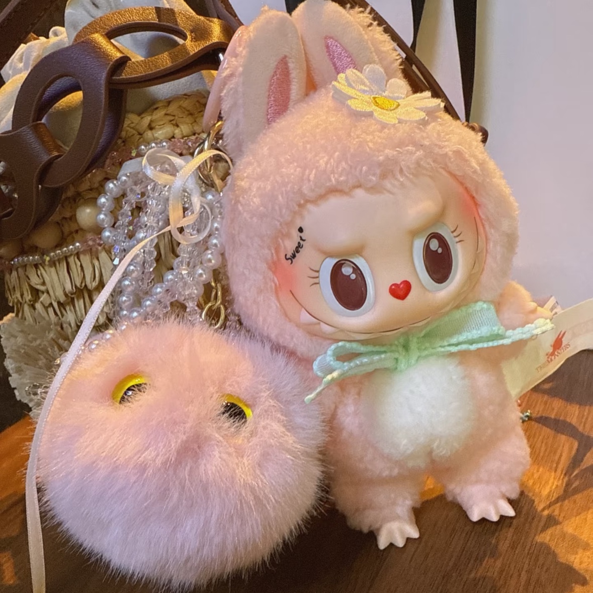 Pop Mart Labubu Mokoko Close to Sweet Vinyl Plush Pendant 착용 스타일