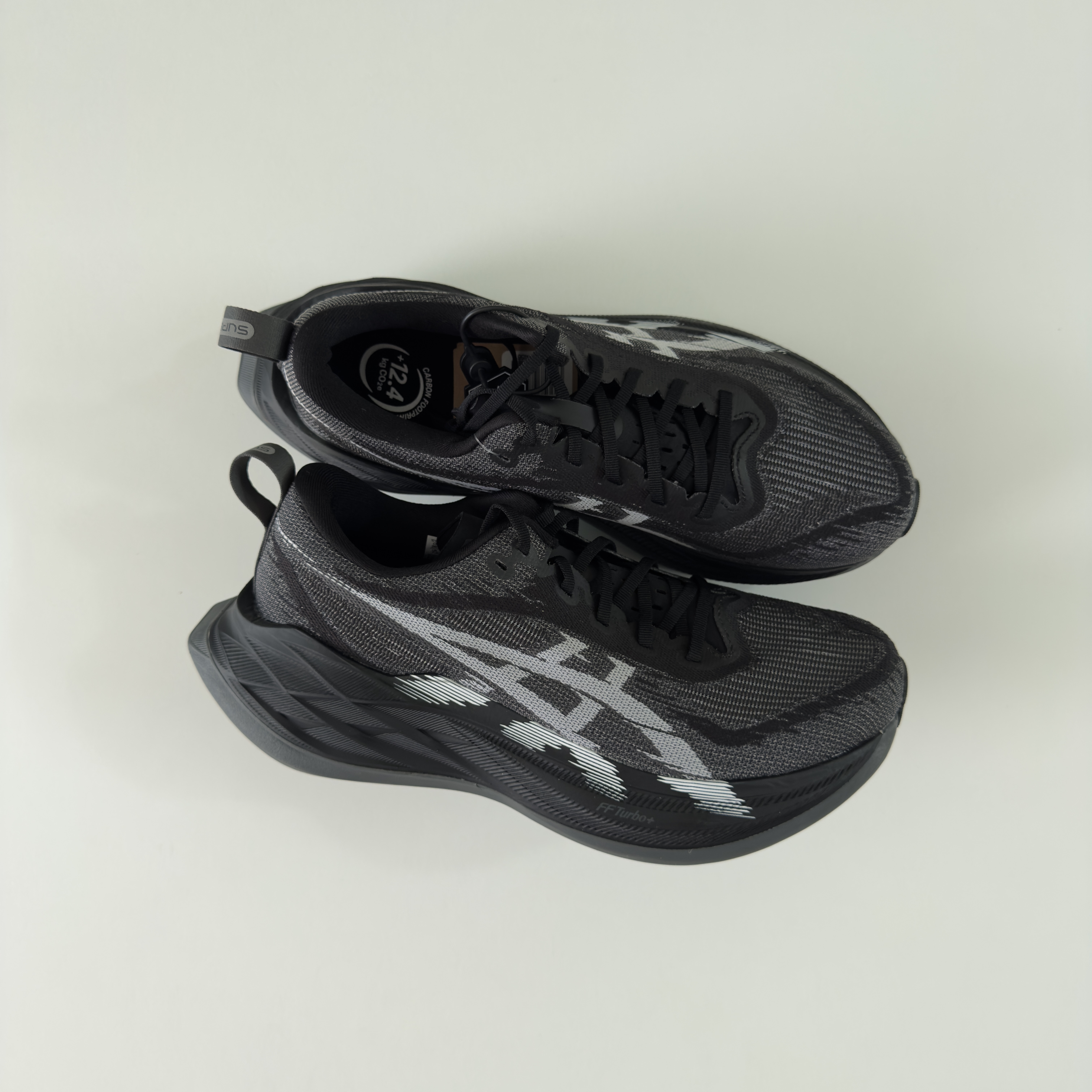Asics Superblast 2 Black White 착용 스타일 - 2