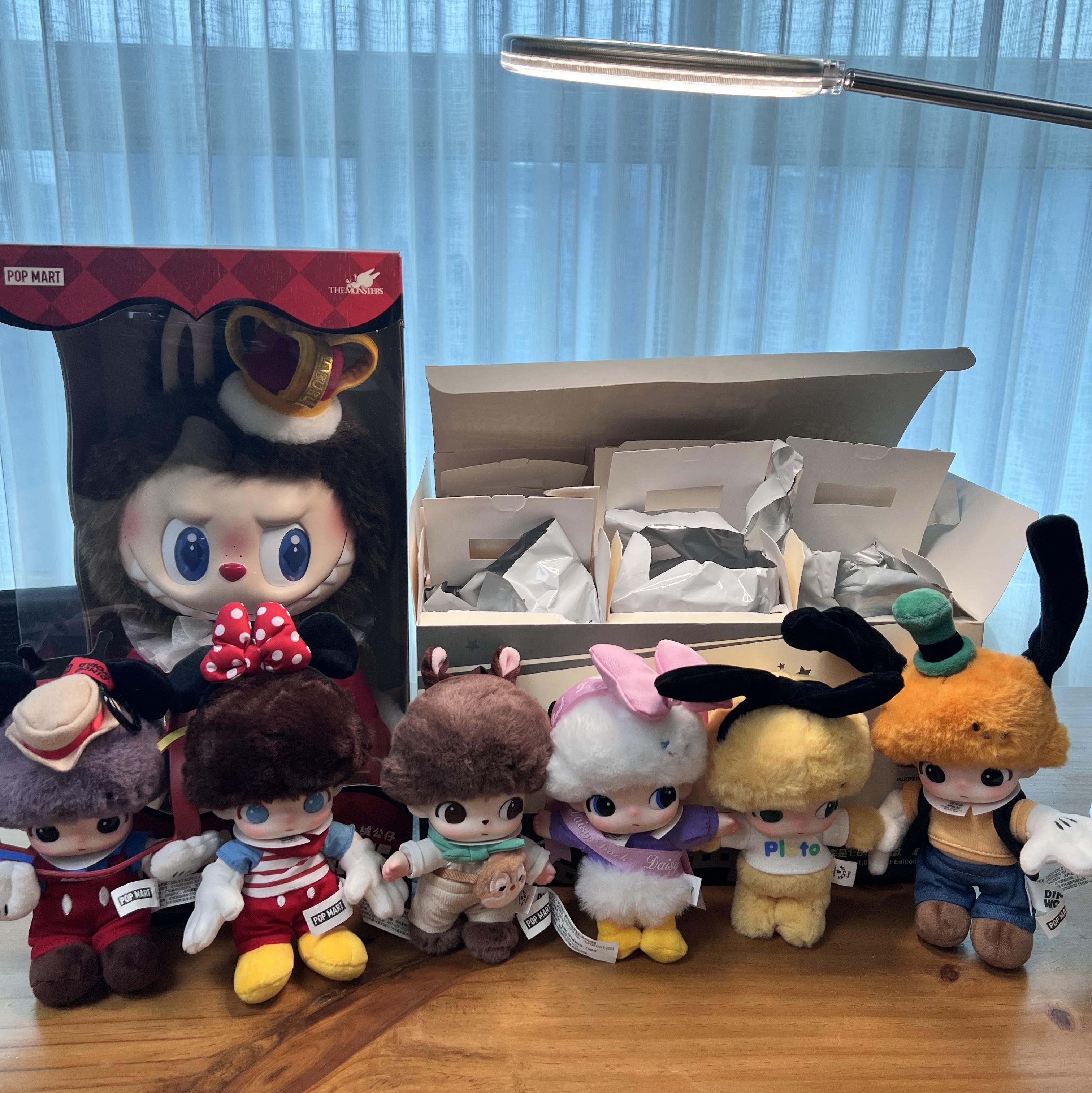 Pop Mart Dimoo World x Disney Series Plush Keyring Sealed Case (6 Blind Boxes) 착용 스타일 - 1