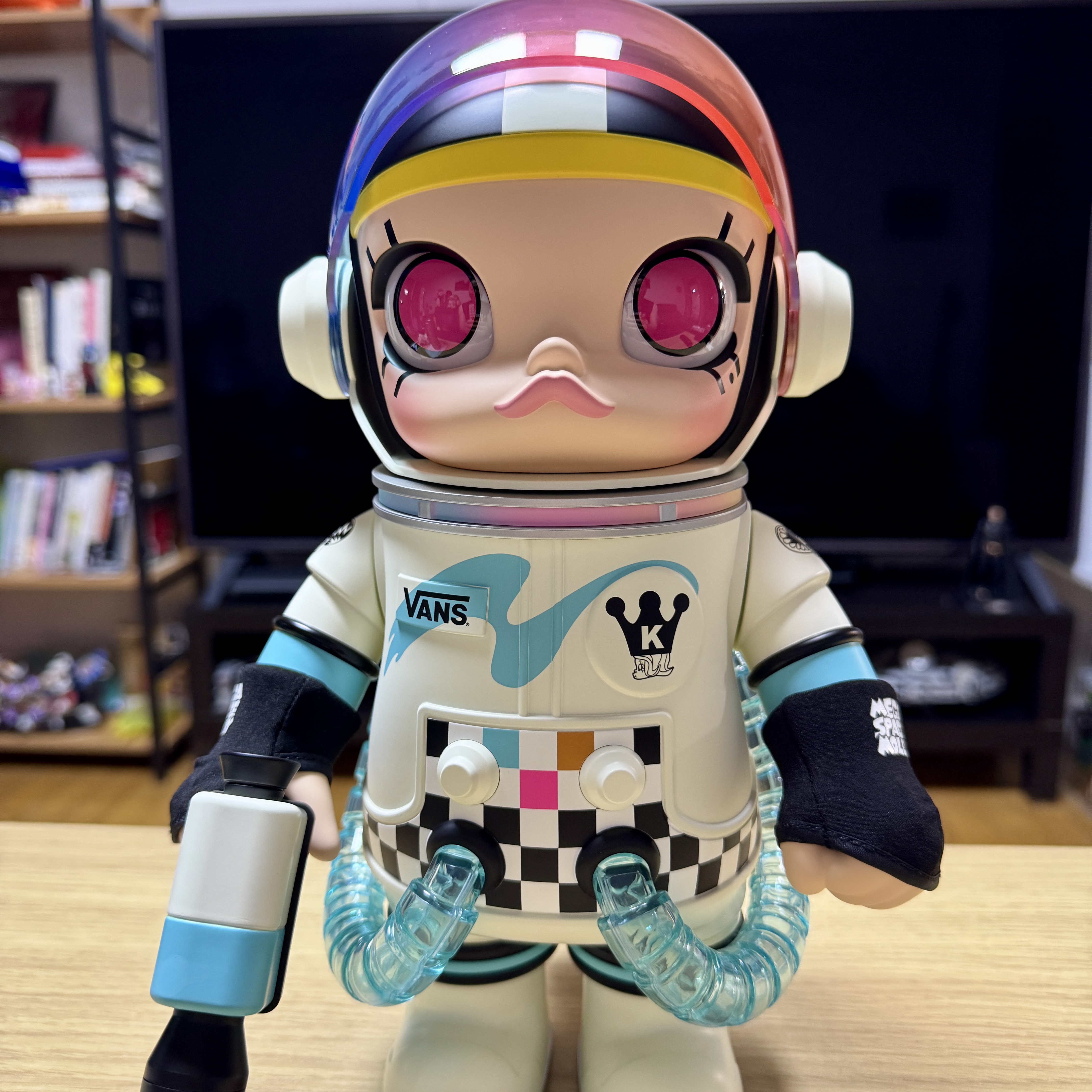 Pop Mart x Vans Mega Space Molly 400% 착용 스타일 - 2