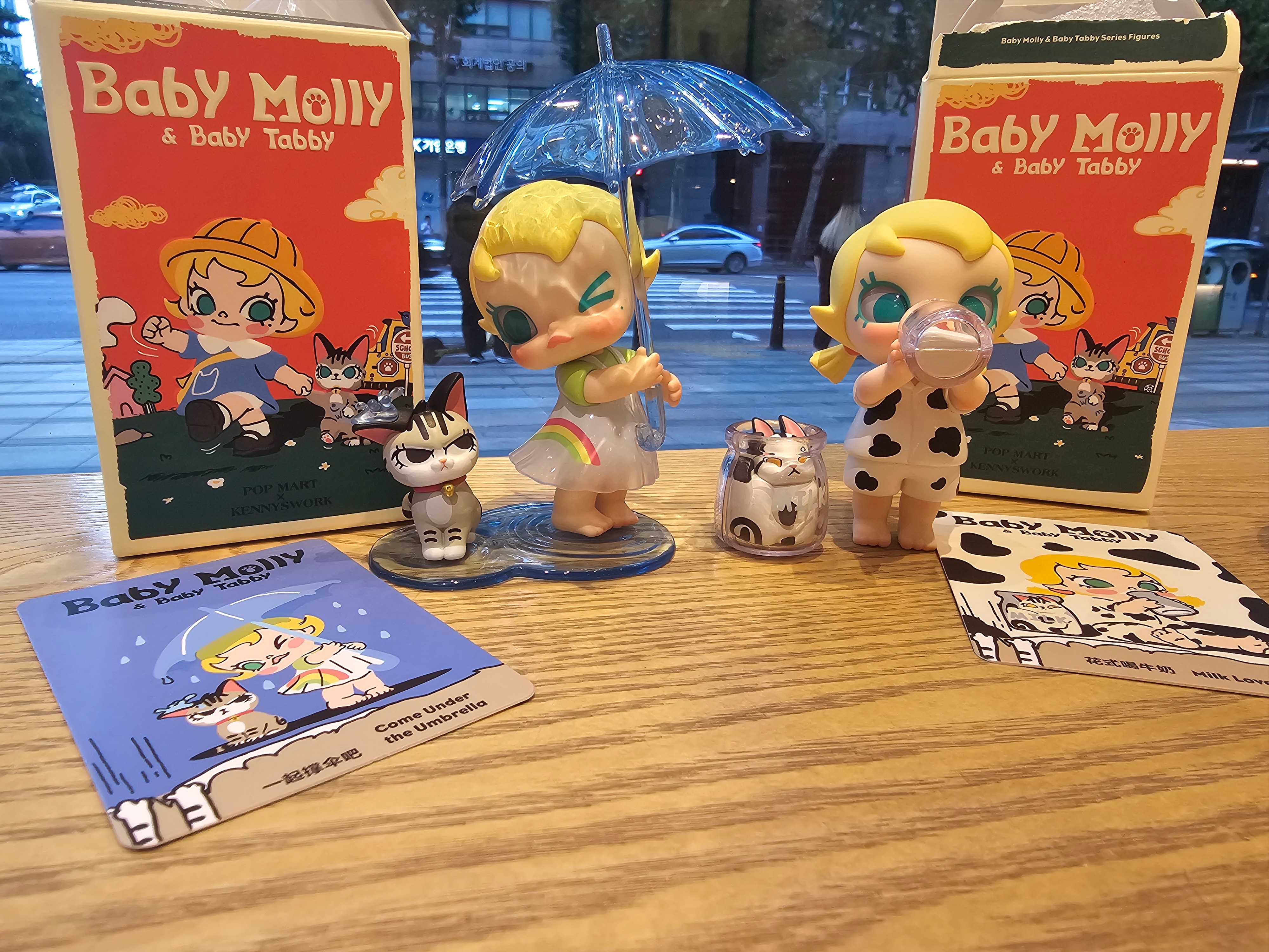 Pop Mart Baby Molly & Baby Tabby Series Figures Come Under the Umbrella (Opened Case), Pop Mart Baby Molly & Baby Tabby Series Figures Milk Lover (Opened Case) 착용 스타일 - 2