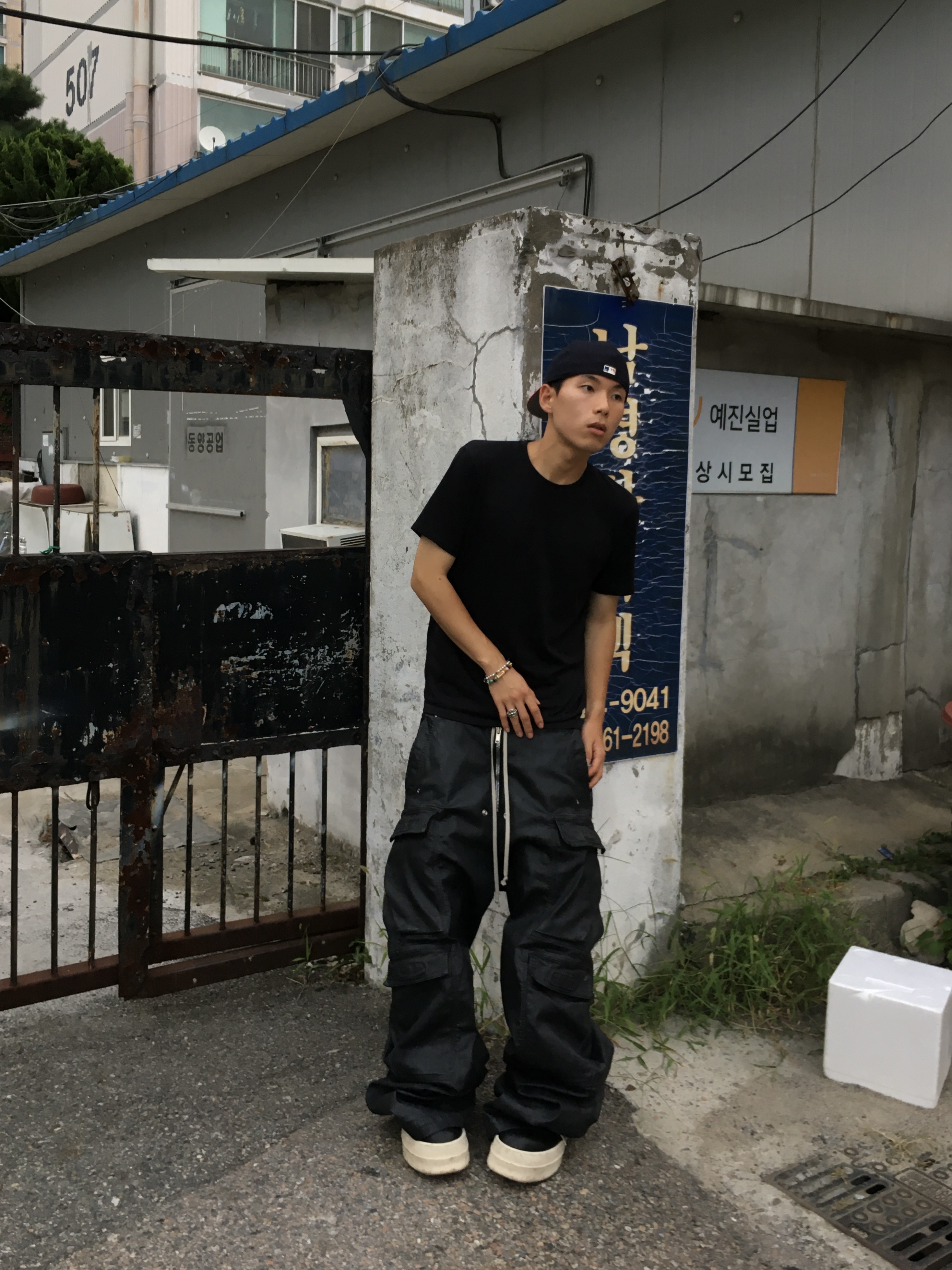 Rick Owens Porterville Denim Double Cargo Jumbo Belas Pants Black Wax, Rick Owens Hollywood Mega Bumper Geobasket in Full Grain Calf Leather Black Milk 착용 스타일 - 1