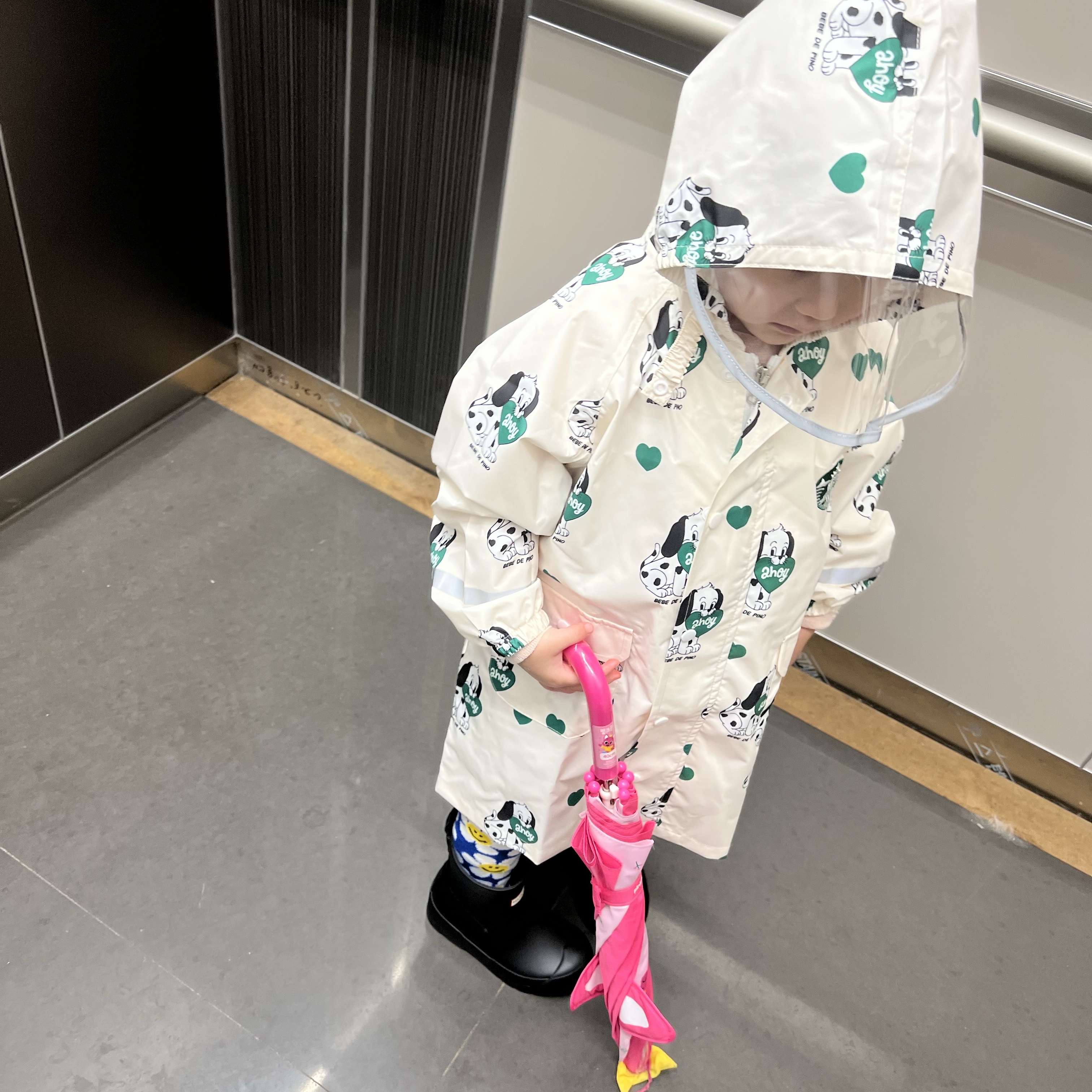 Starbucks x Bebe De Pino Raincoat M White 착용 스타일