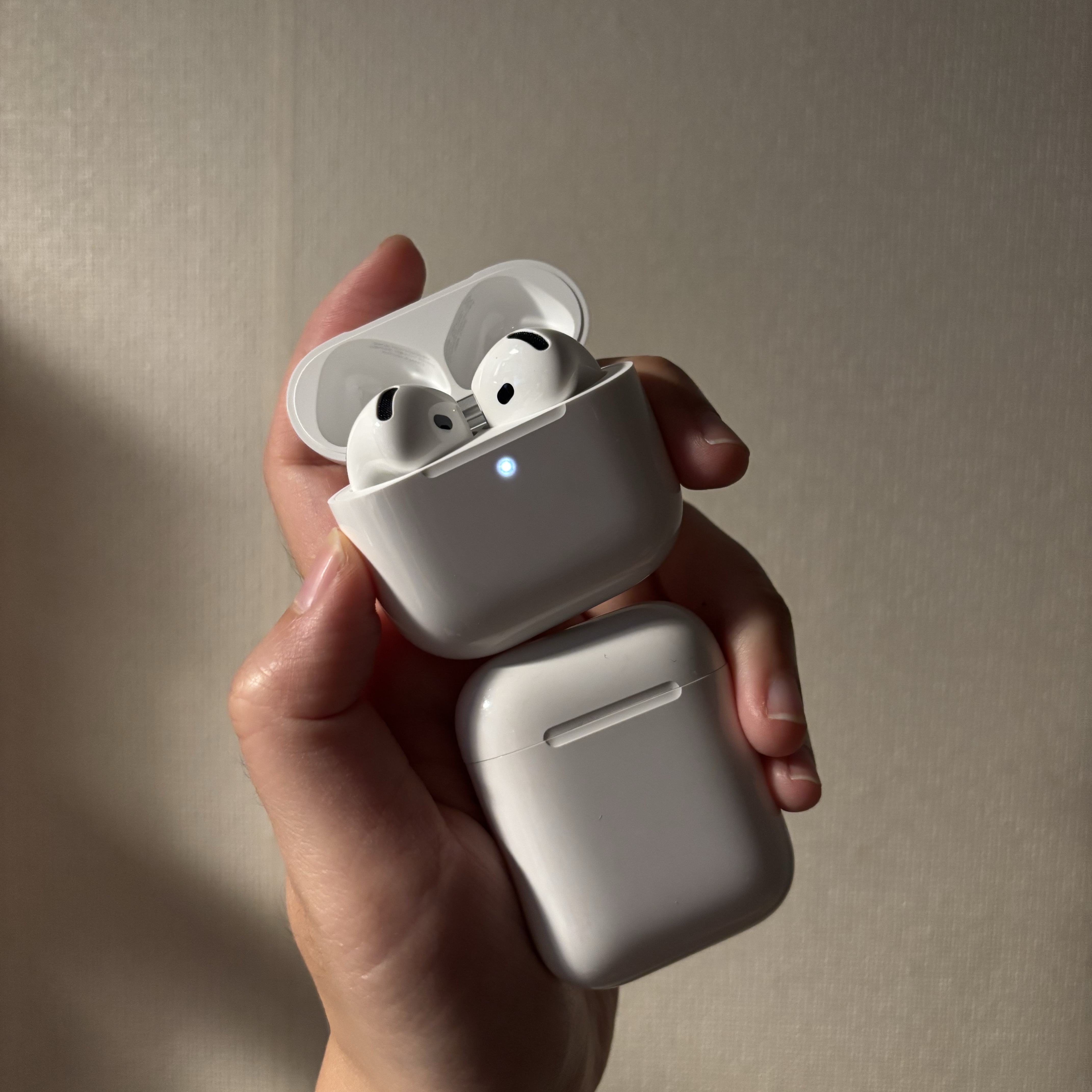 Apple AirPods 4th Gen with Active Noise Cancellation (Korean Ver.) 착용 스타일 - 2