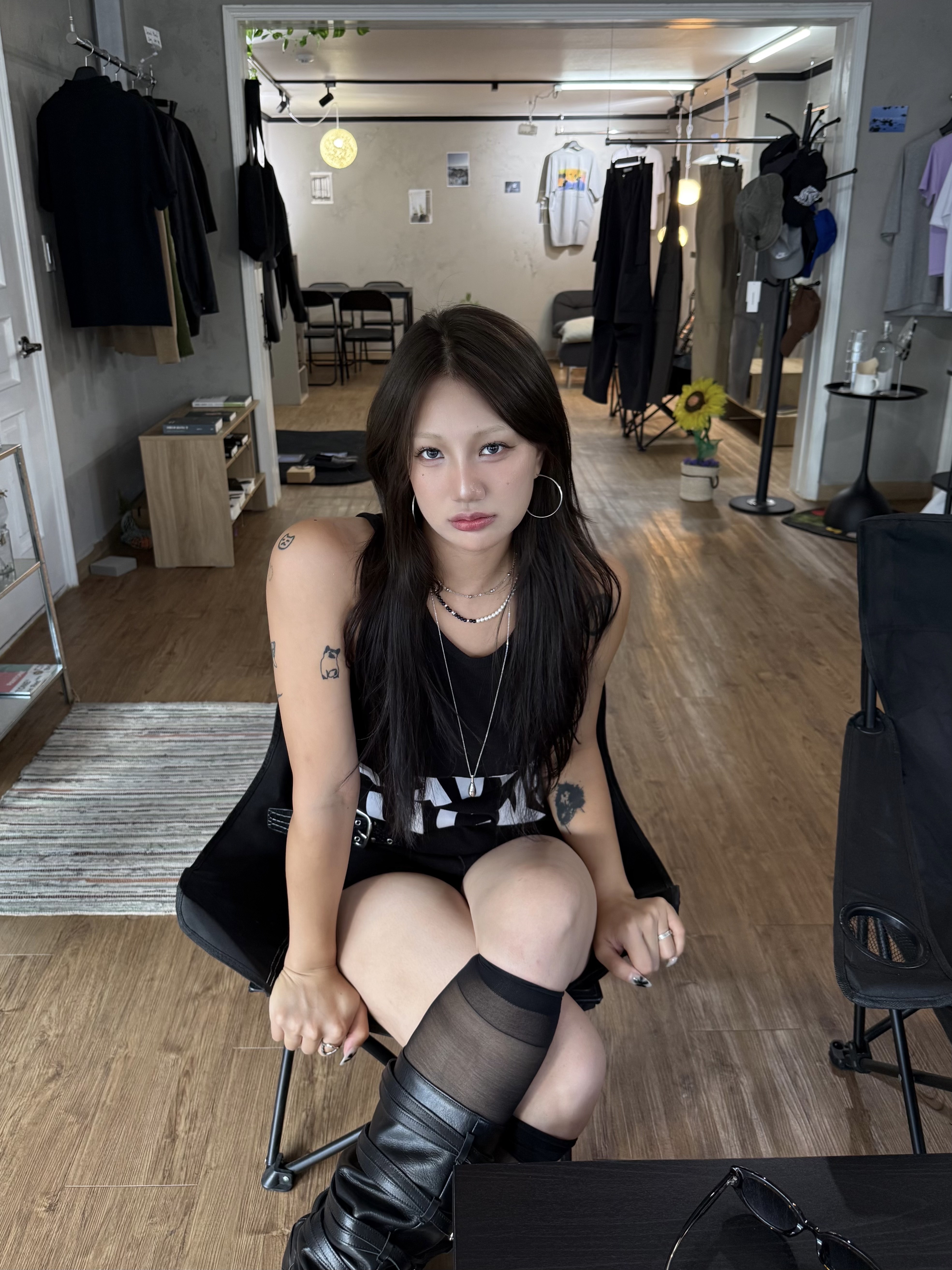 smallstupidtunes Rave Waffle Tank Top Black 착용 스타일 - 6