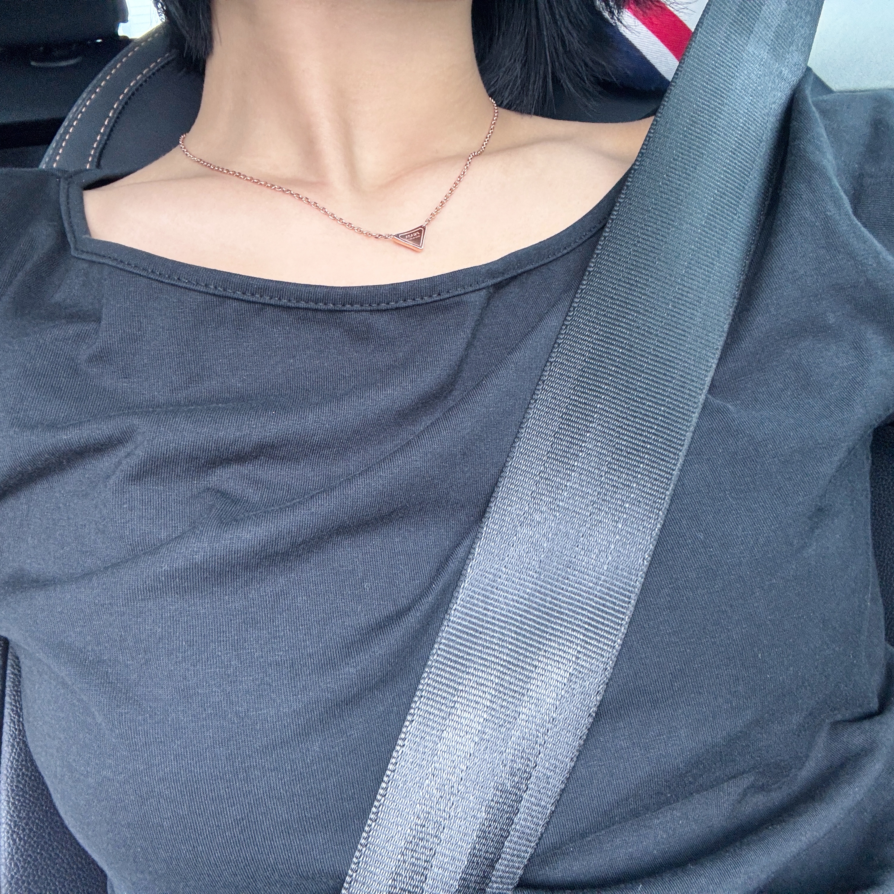 (W) Prada Eternal Gold Mini Triangle Pendant Necklace Pink Gold 착용 스타일 - 2