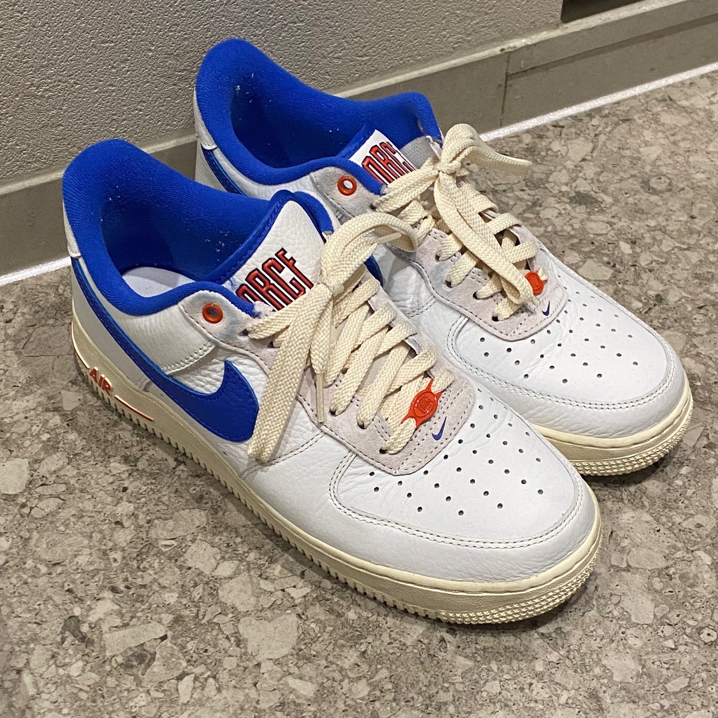 (W) Nike Air Force 1 '07 LX University Blue and Summit White 착용 스타일