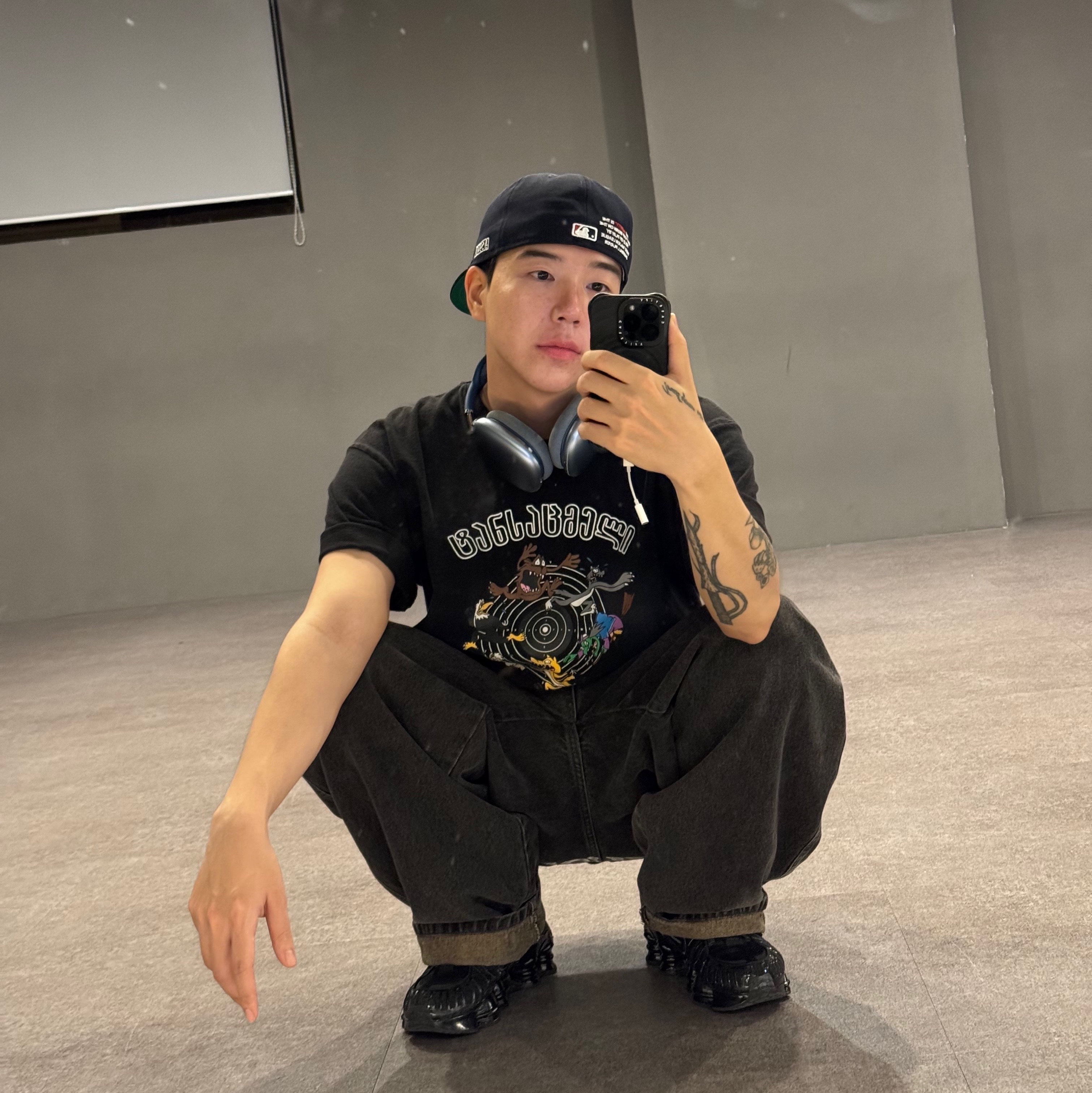(W) Nike Shox TL Black and Max Orange 착용 스타일 - 2