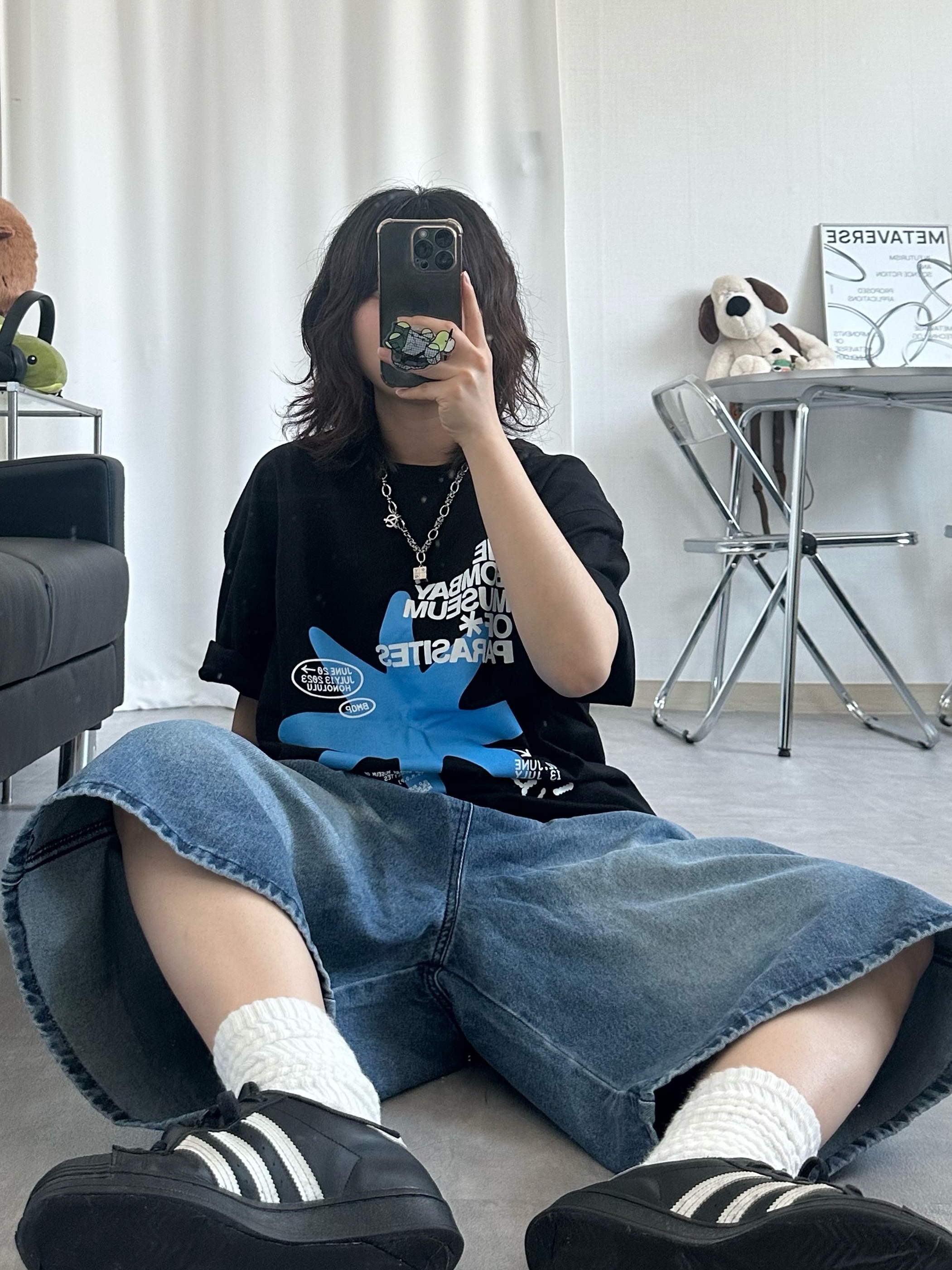 Adidas Superstar Core Black White 착용 스타일 - 1