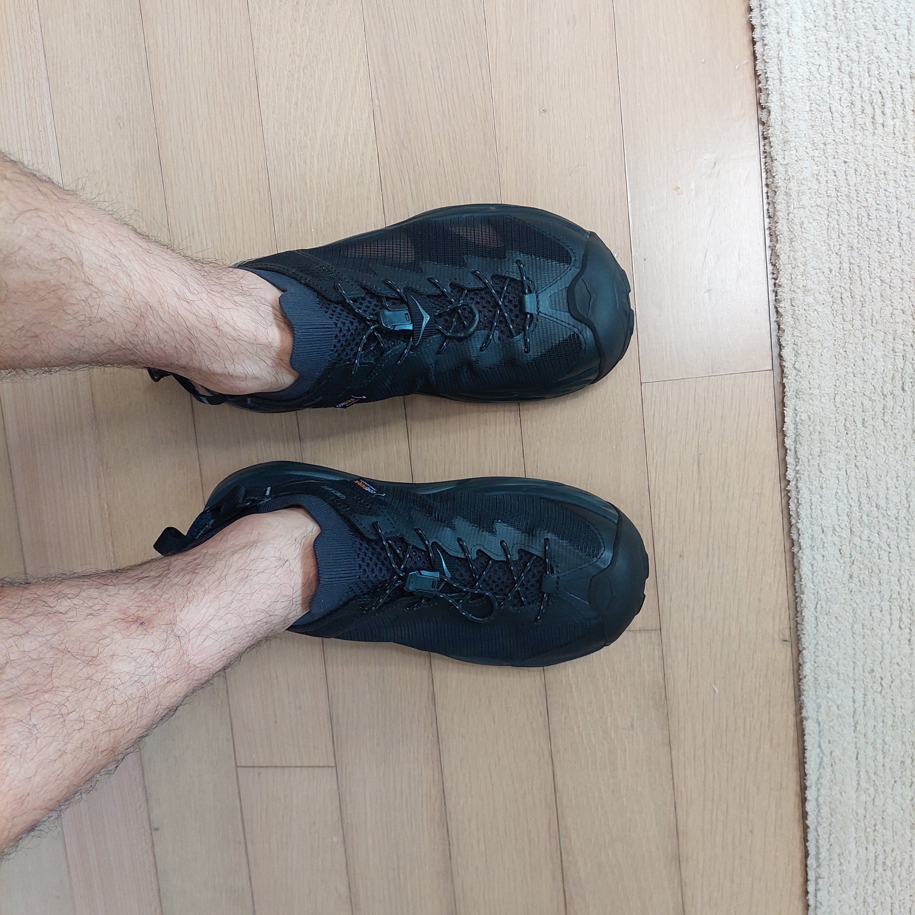 Hoka Hopara 2 Black 착용 스타일 - 2