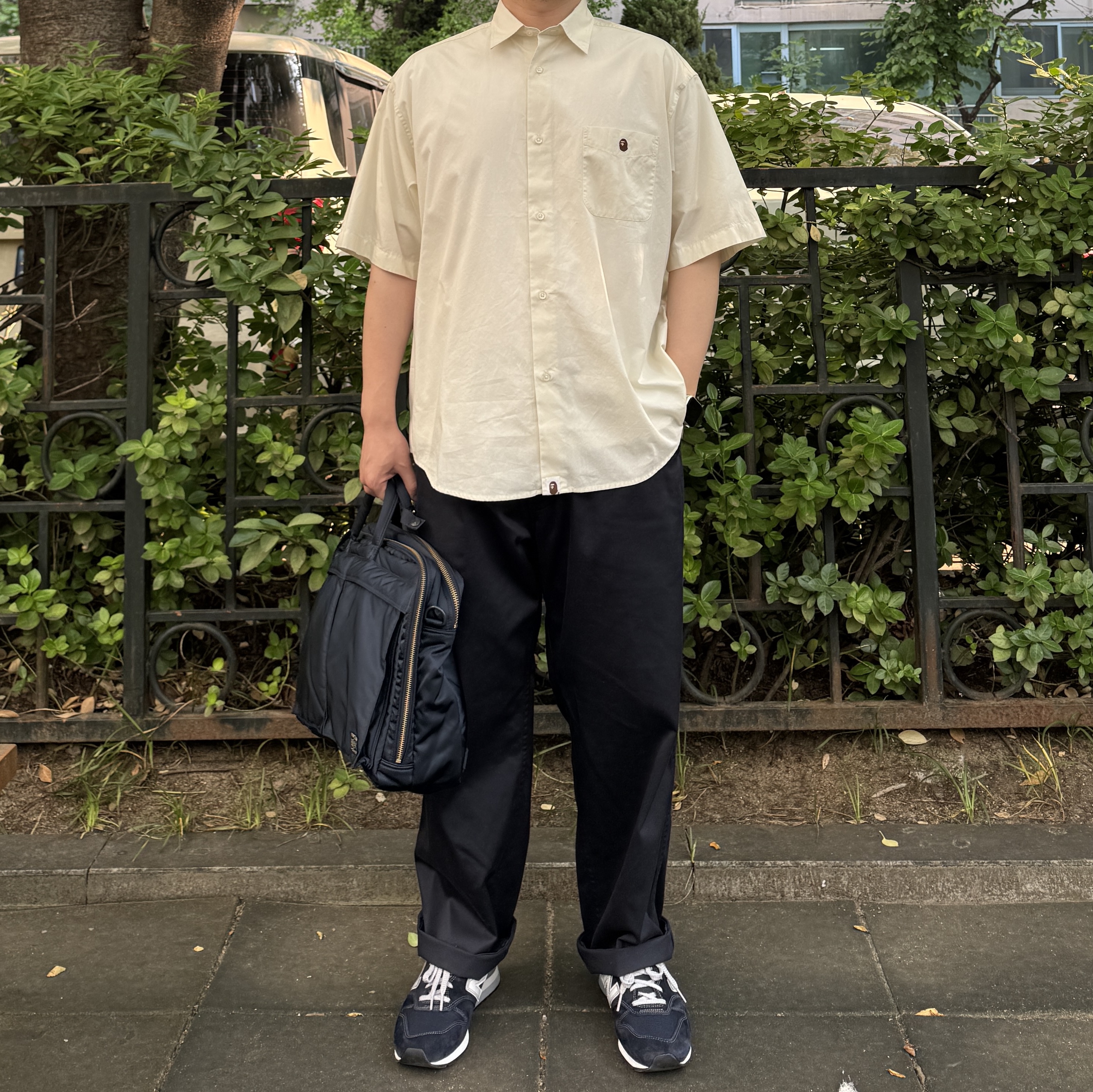 BAPE Big College Shirt White, New Balance 996 Navy Silver 착용 스타일 - 1