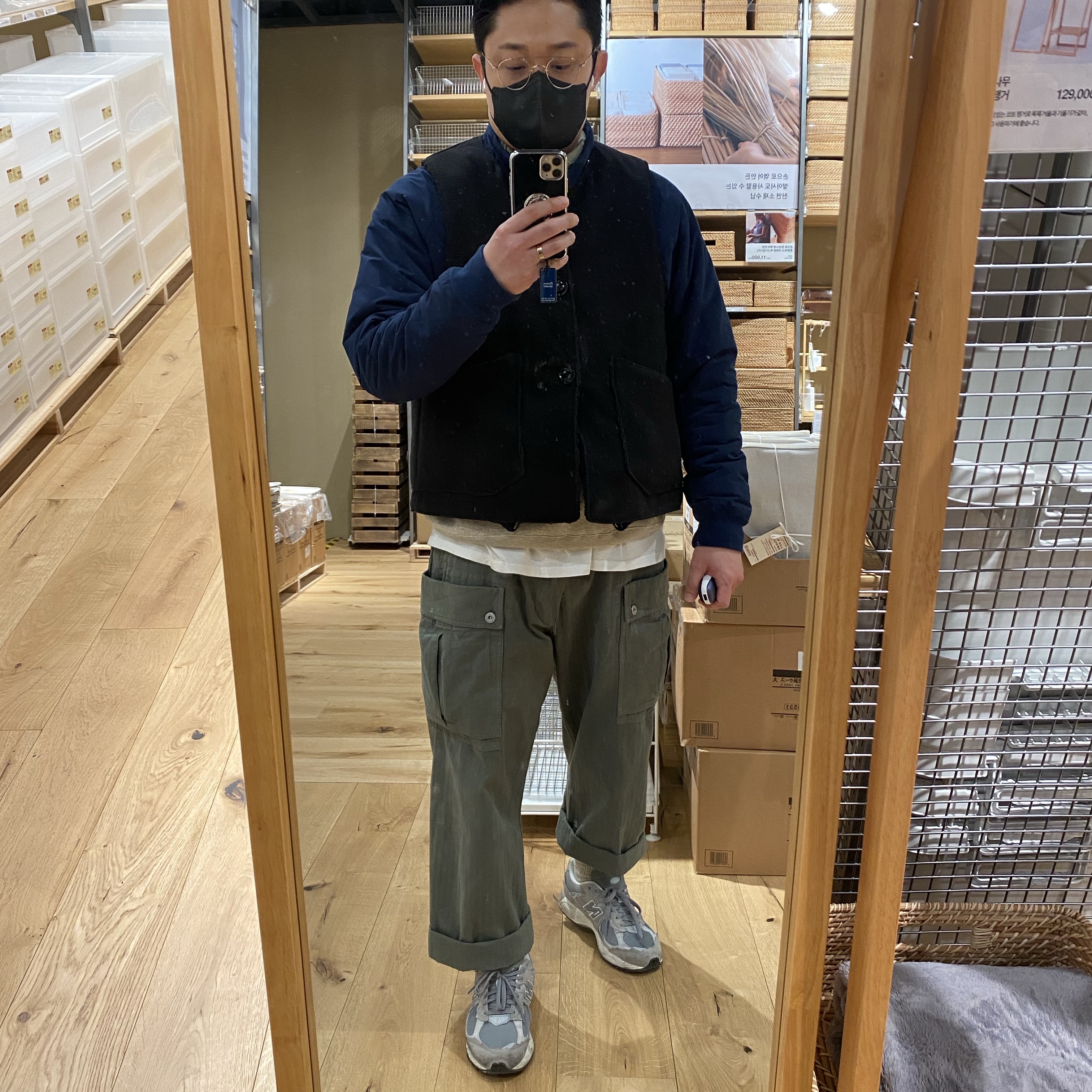 New Balance 2002R Protection Pack Grey, Baracuta G9 Regular fit Harrington Jacket Navy 착용 스타일