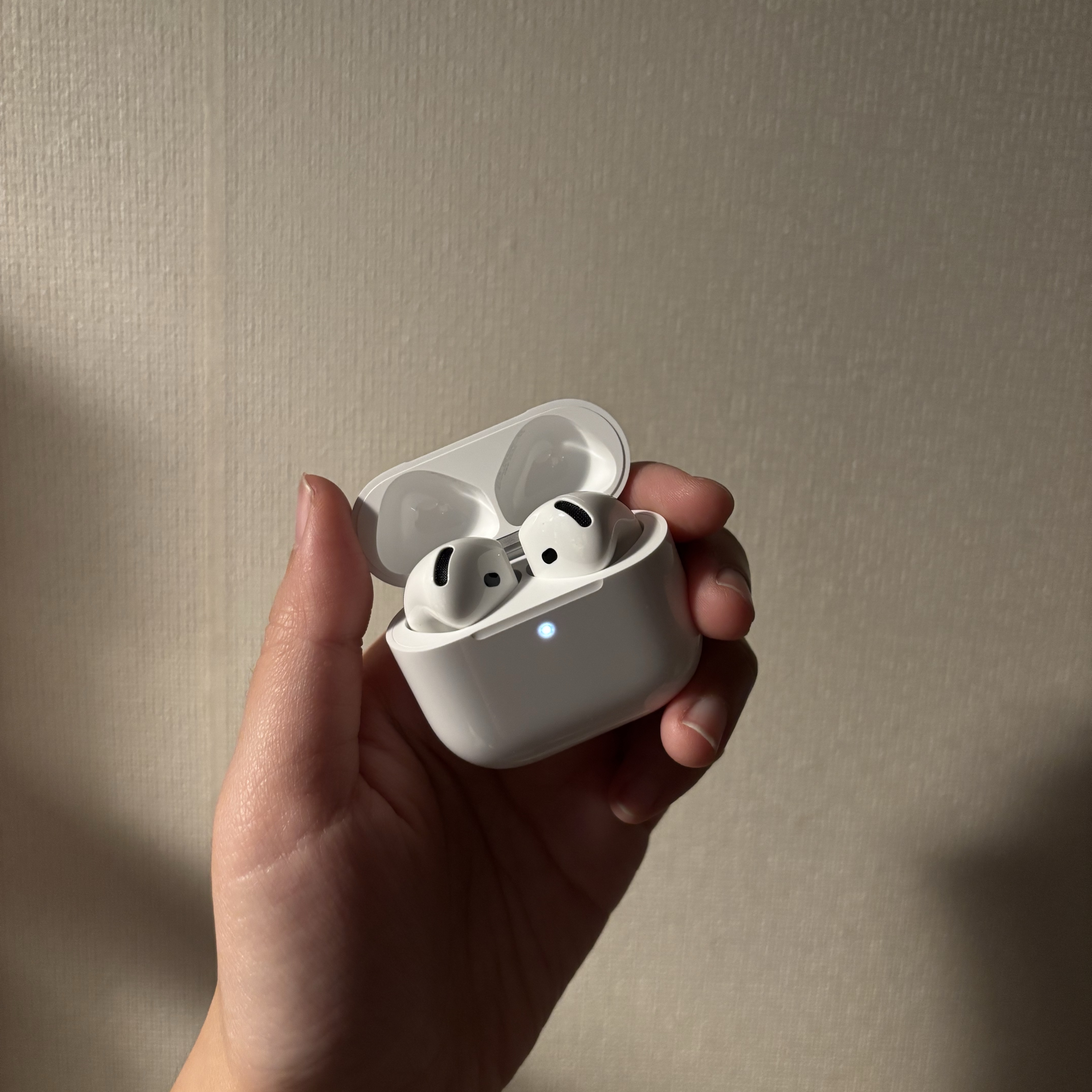 Apple AirPods 4th Gen with Active Noise Cancellation (Korean Ver.) 착용 스타일 - 3