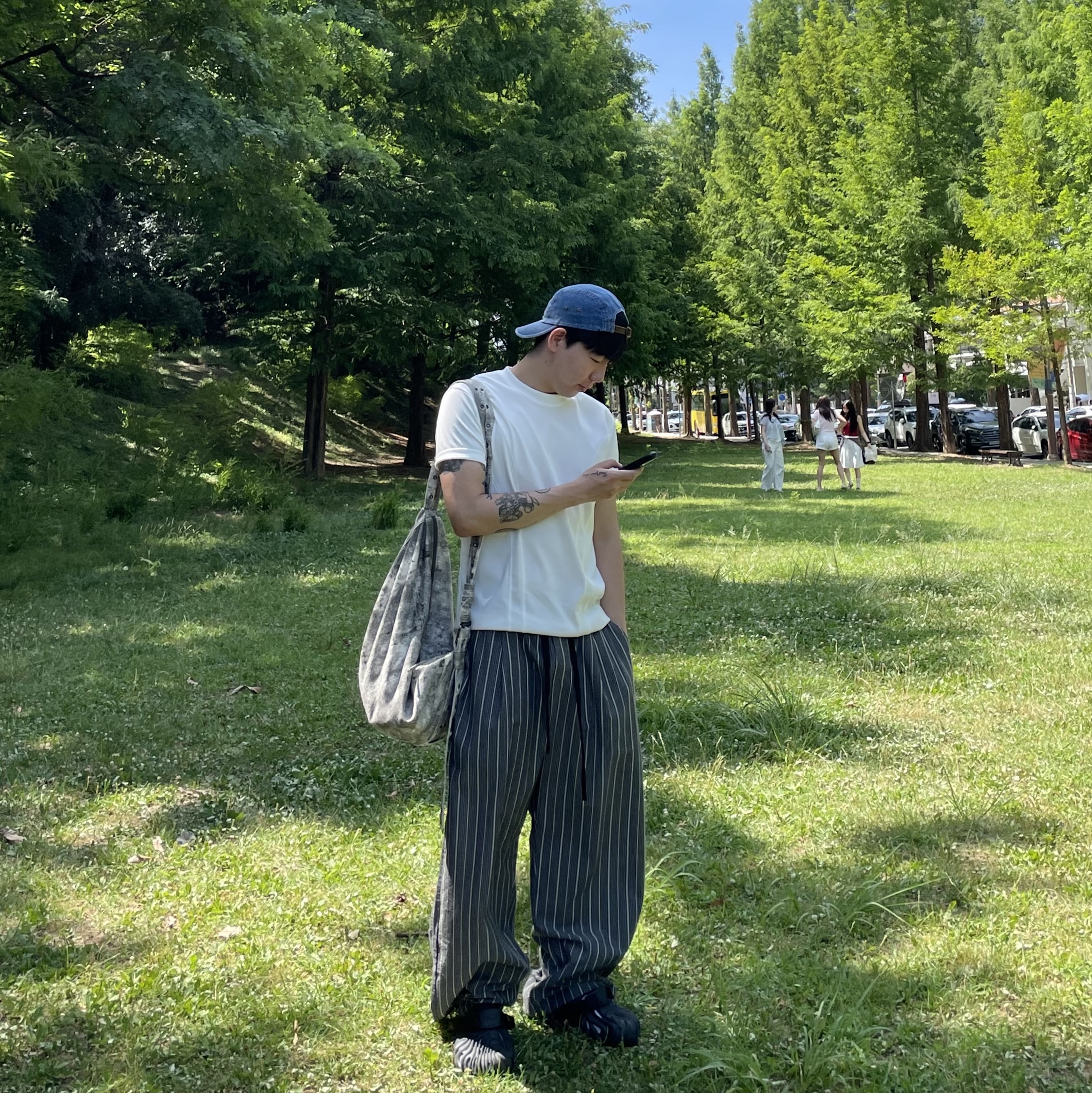 Crocs x Salehe Bembury Pollex Clog Sasquatch, Supreme Washed Chino Twill Camp Cap Denim - 22FW 착용 스타일 - 1