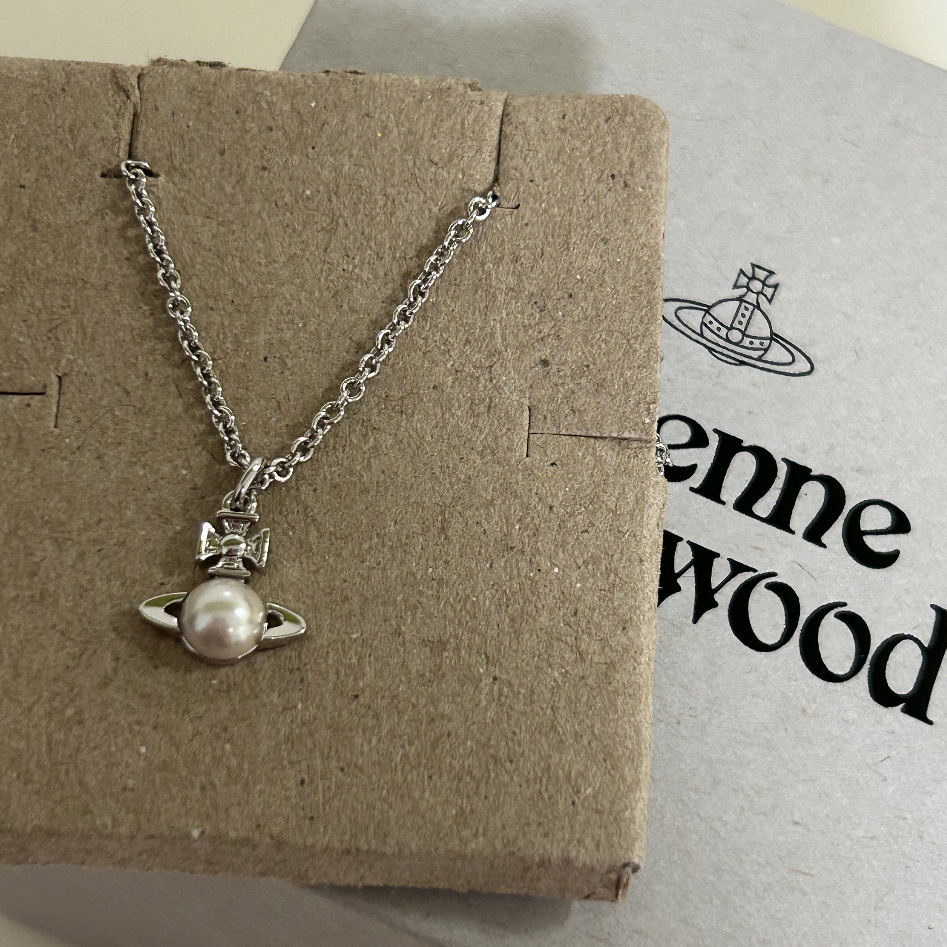 Vivienne Westwood Balbina Pearl Pendant Silver 착용 스타일