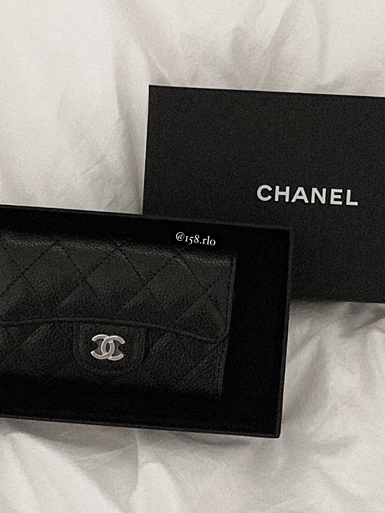 Chanel Classic Card Holder Grained Calfskin & Silver Black 착용 스타일