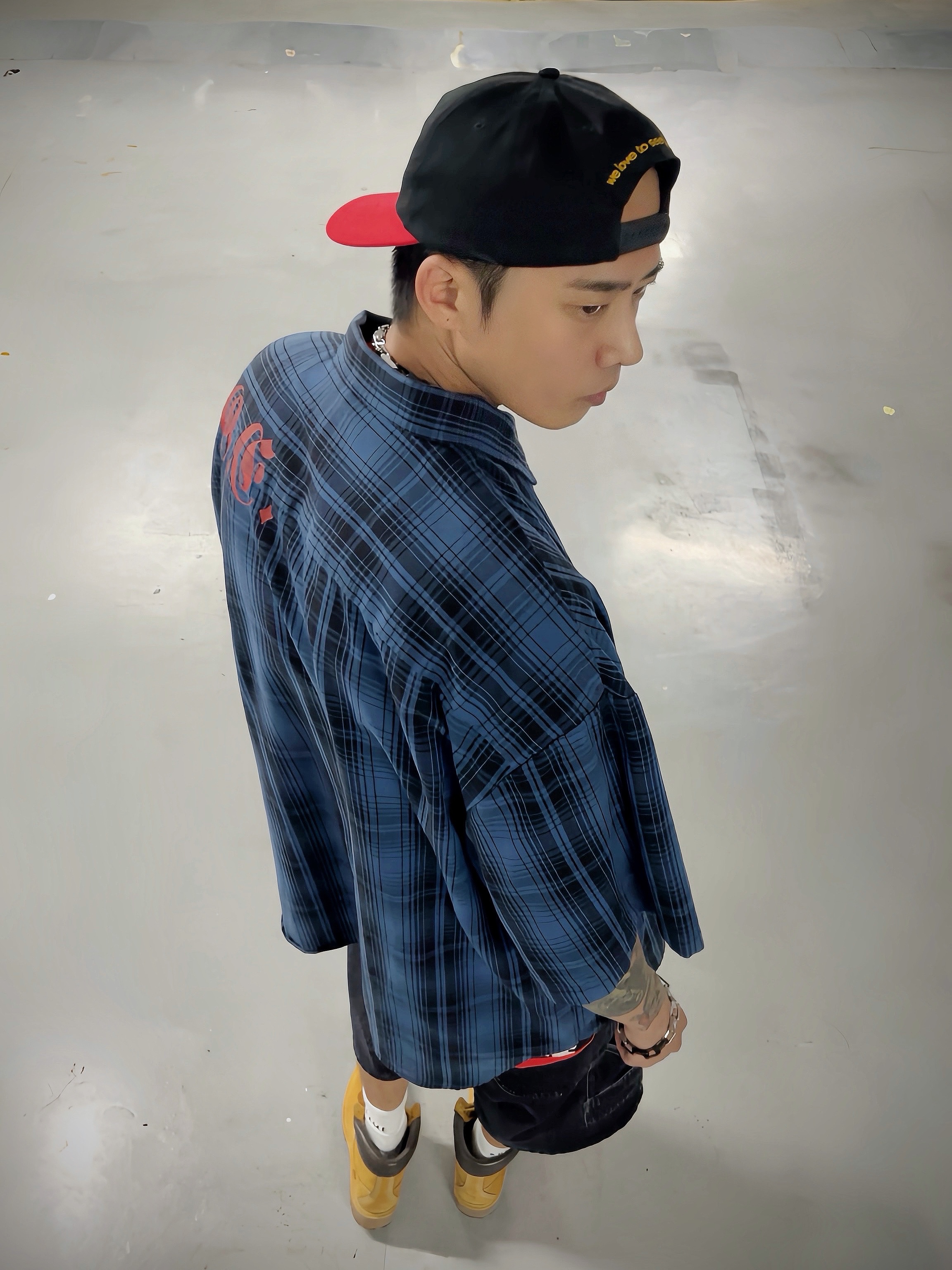Supreme x Bernadette Corporation S/S Work Shirt Navy Plaid - 23SS, Supreme x Homerun T-Shirt Red - 25SS 착용 스타일