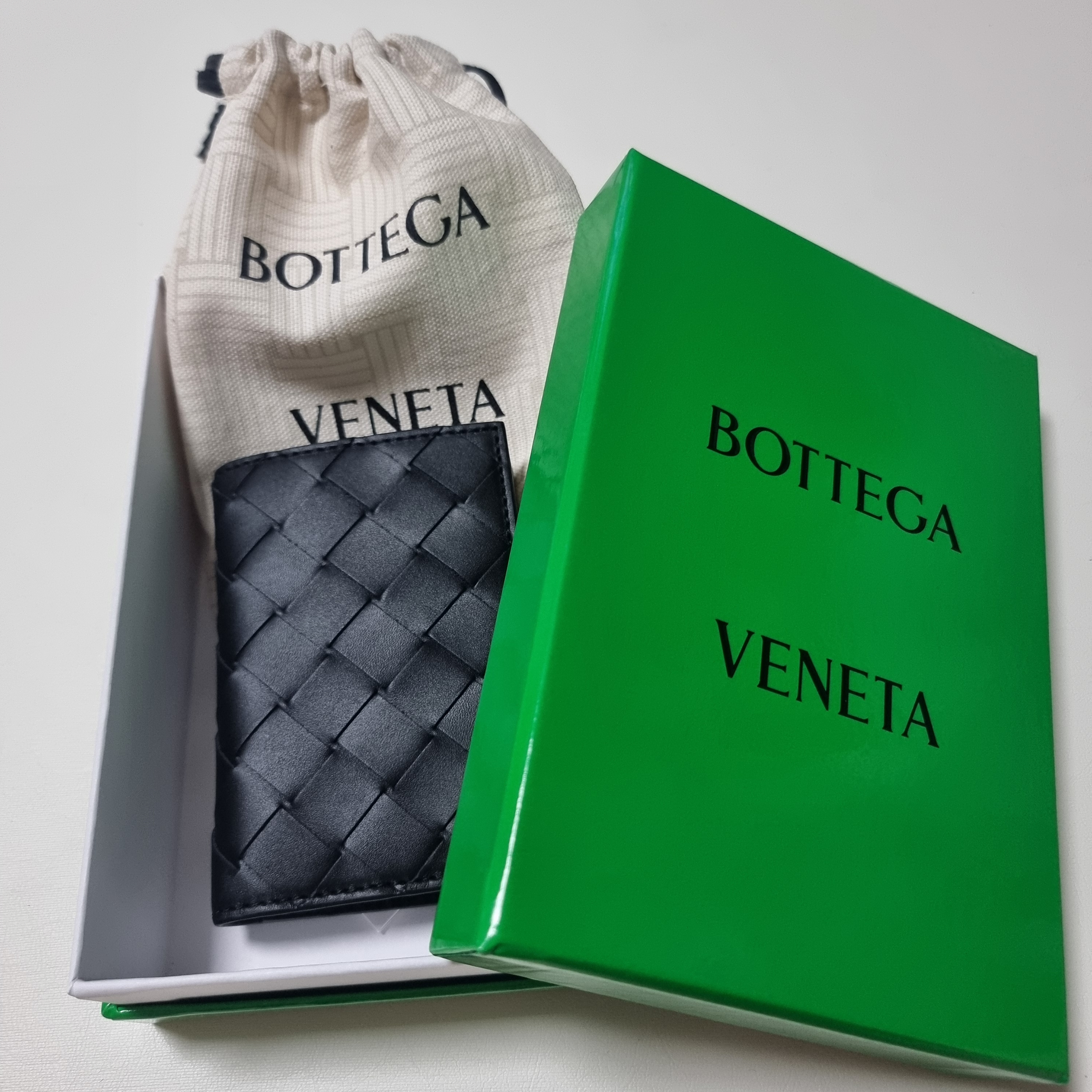 Bottega Veneta Flap Card Case Black 착용 스타일
