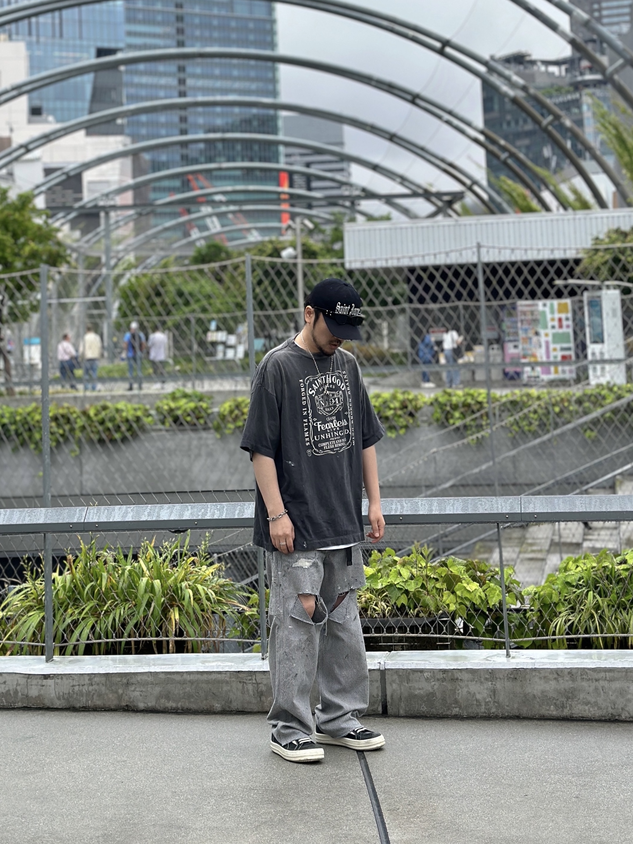 Neighborhood x Saint Mxxxxxx STHD Fearless T-Shirt Black - 25SS, Saint Mxxxxxx Denim Pants Hickory Stripe 착용 스타일 - 1