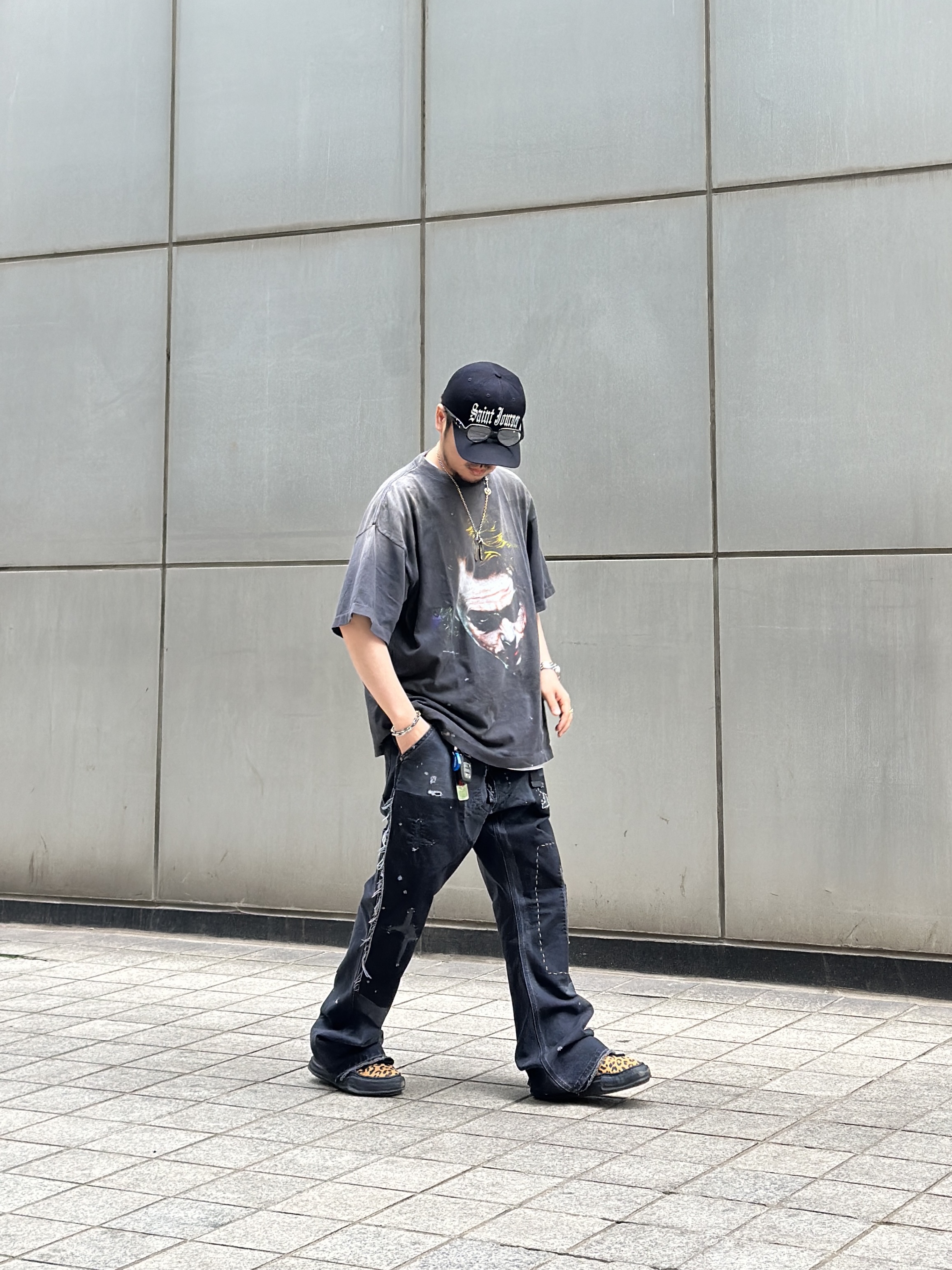 Saint Mxxxxxx x The Dark Knight Joker S/S T-Shirt Black - 25SS, Saint Mxxxxxx Saint Journey Cap Black 착용 스타일 - 1