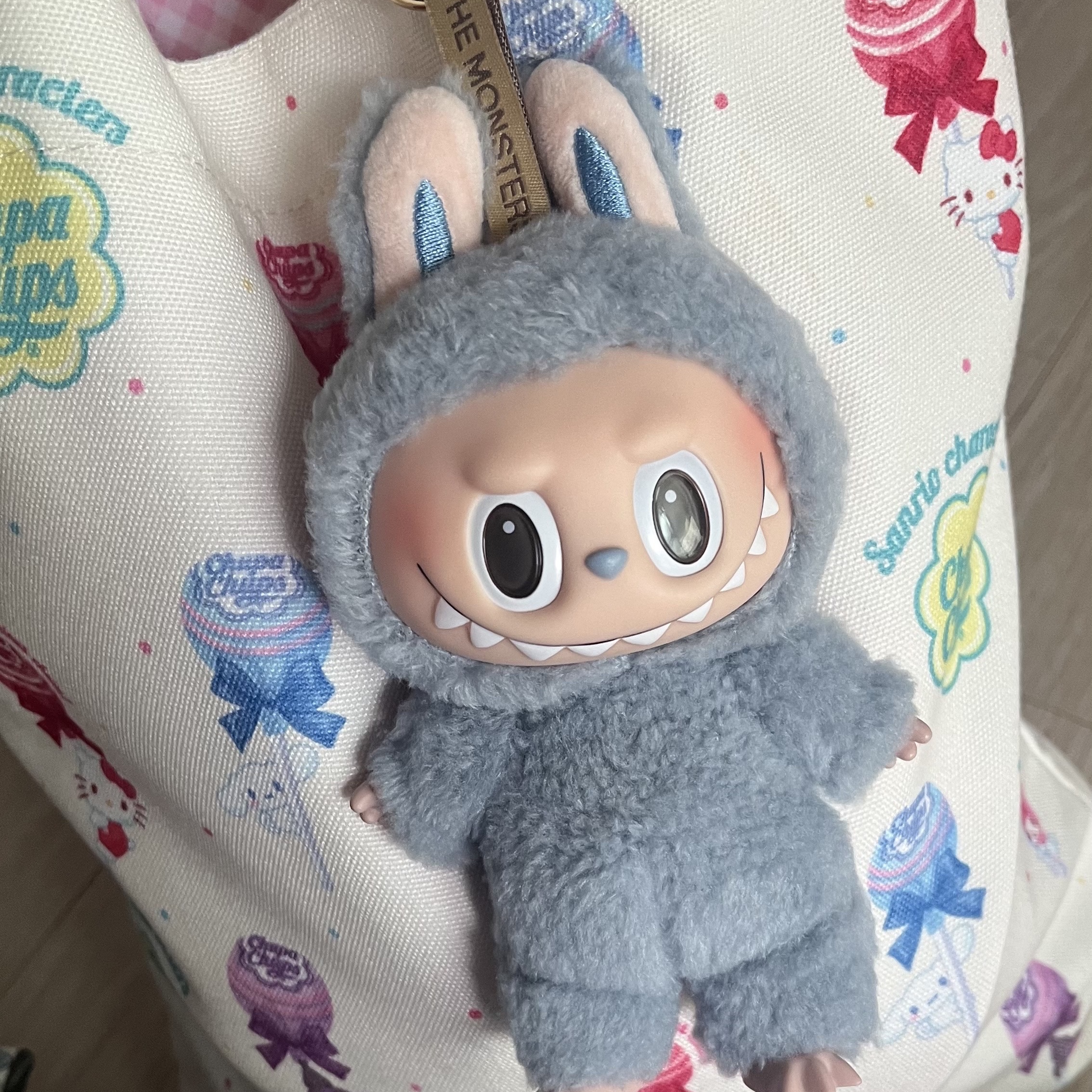 Pop Mart Labubu The Monsters Labubu Tasty Macarons Series Sea Salt Coconut Keyring 착용 스타일