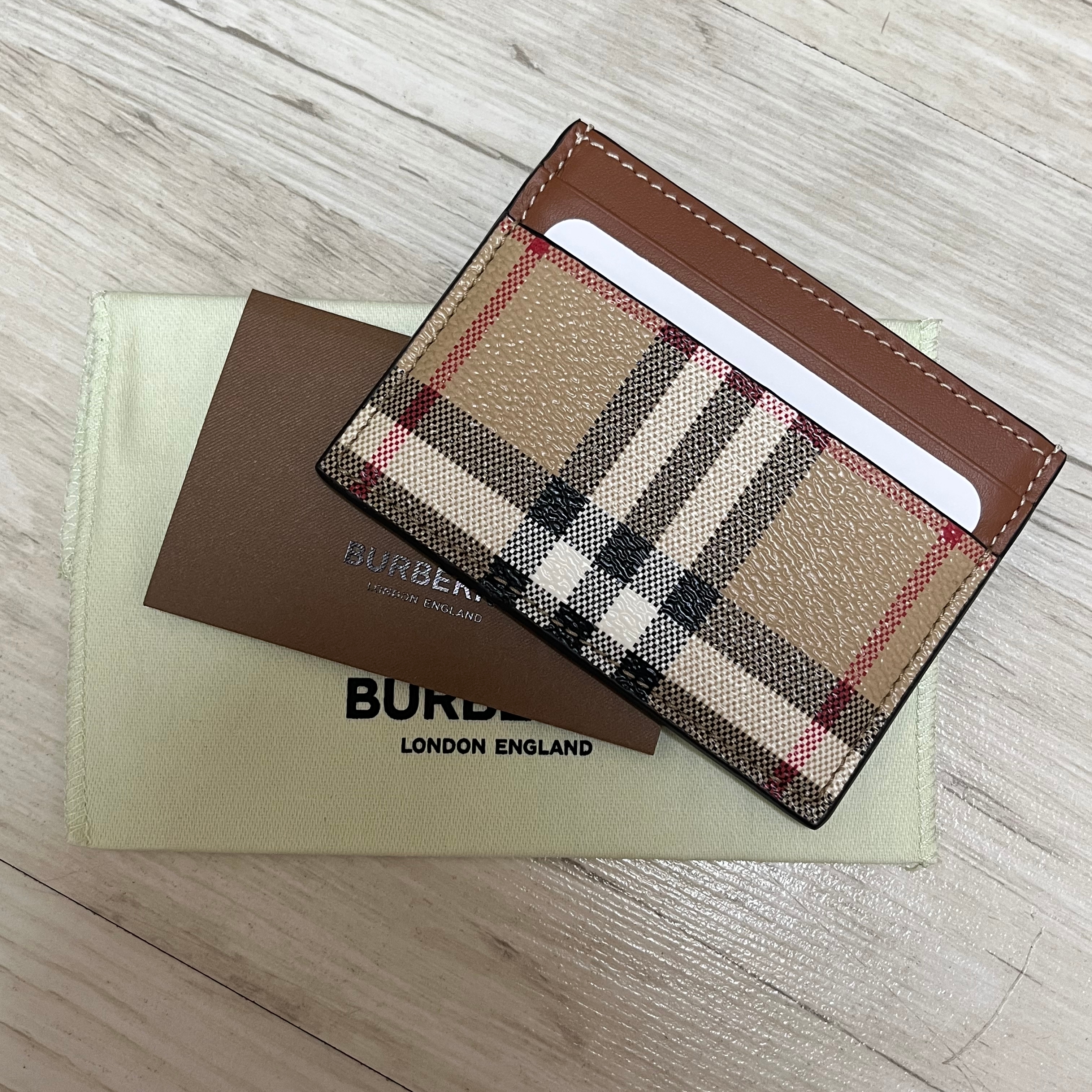 Burberry Check and Leather Card Case Archive Beige 착용 스타일